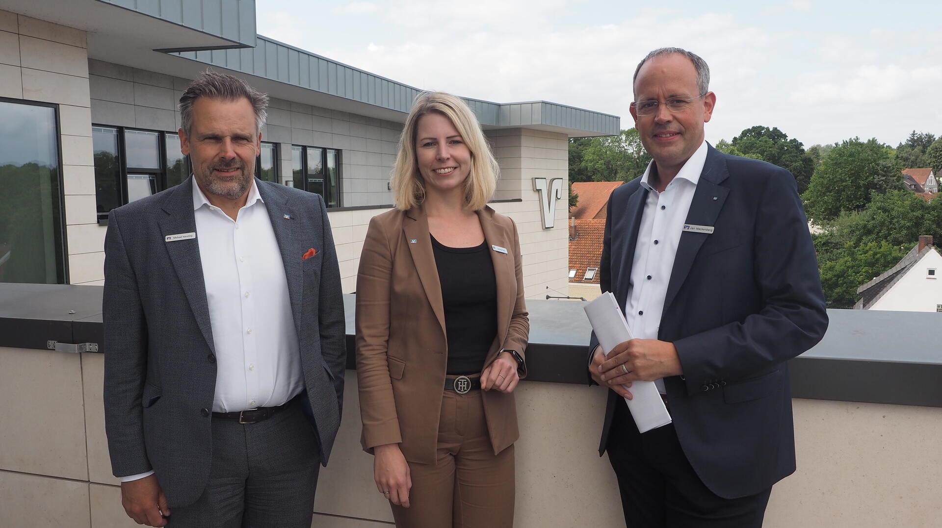 Die Vorstandsmitglieder der Volksbank eG Osterholz Bremervörde Michael Kersting (links), Stefanie Kase und Jan Mackenberg konnten eine positive Halbjahresbilanz präsentieren. 