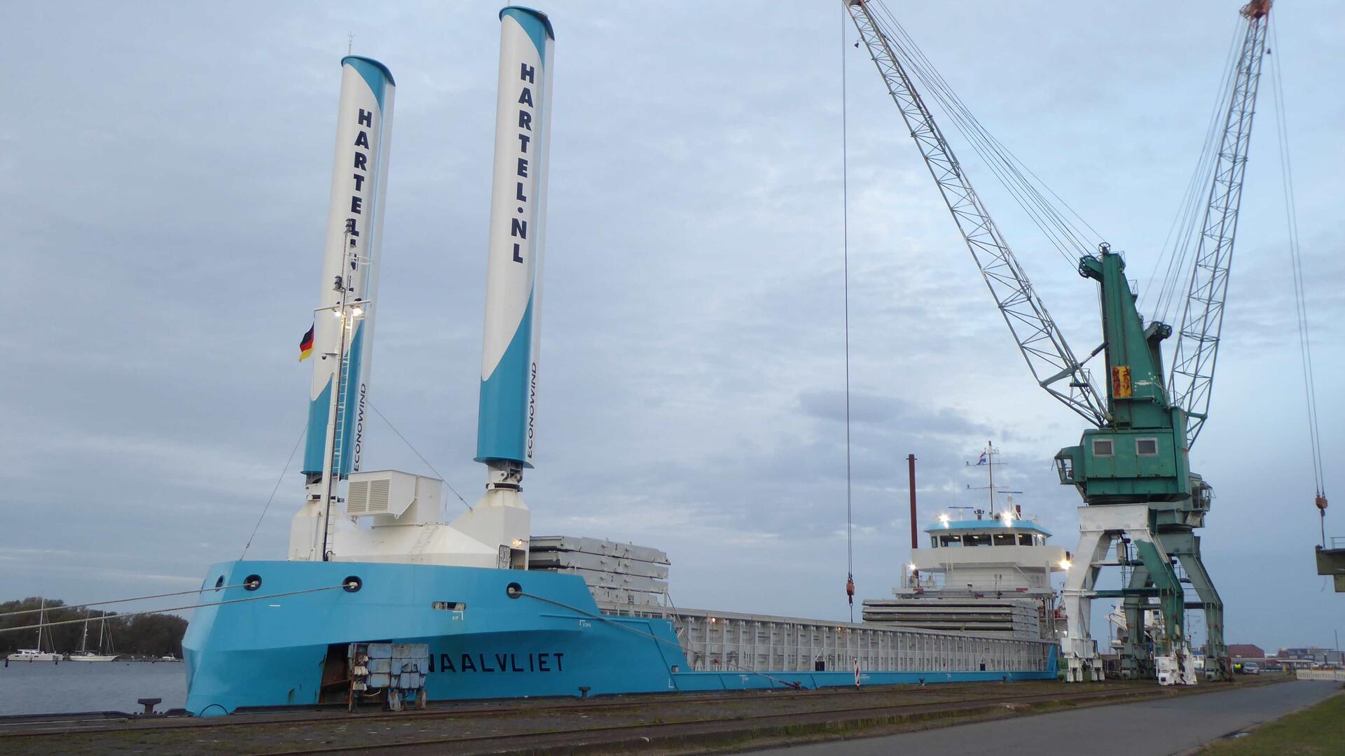Die „Waalvliet“ machte am Wochenende in Bremerhaven fest. Das Hybrid-Frachtschiff nutzt ein Windsegel-System und spart damit deutlich Treibstoff. 