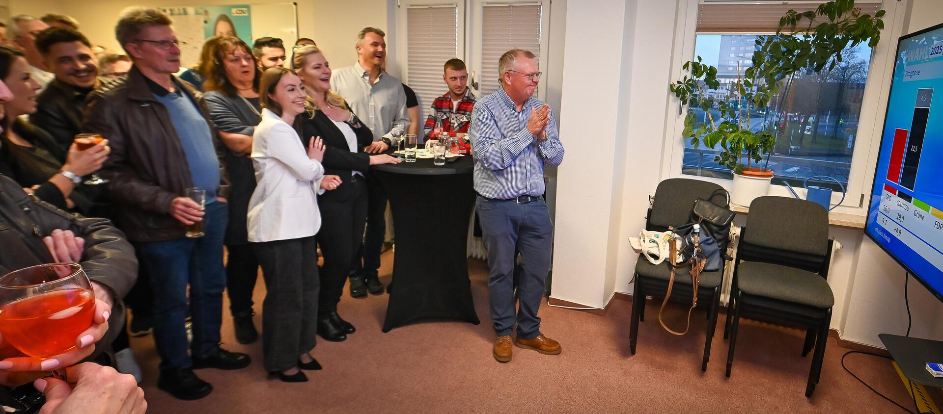 Die Wahlparty der CDU in der Bremerhavener Geschäftsstelle. Hier die Reaktionen auf die erste Hochrechnung.Scheschonka