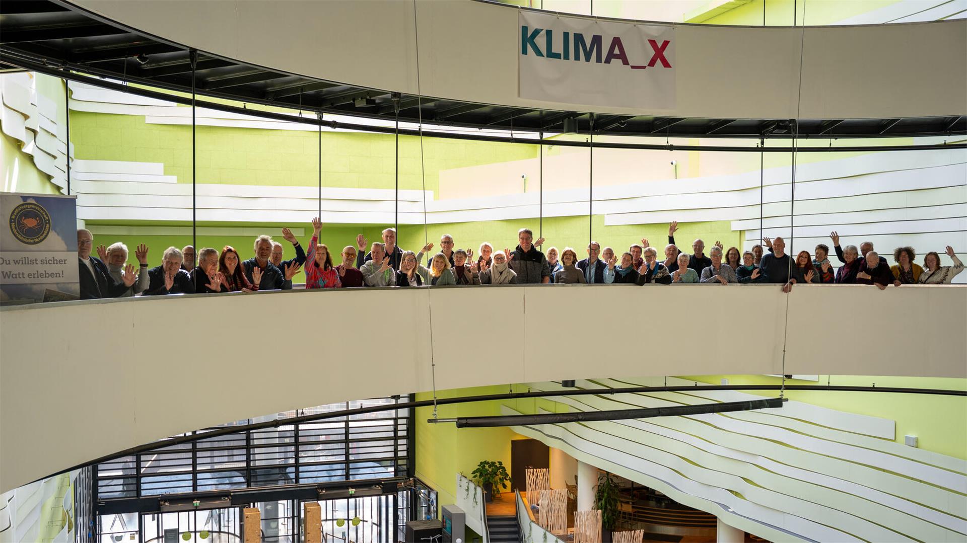 Viele Menschen sind im Klimahaus Bremerhaven zu sehen. Wattführer entdecken bei einem Besuch die Klimazonen im Klimahaus Bremerhaven.