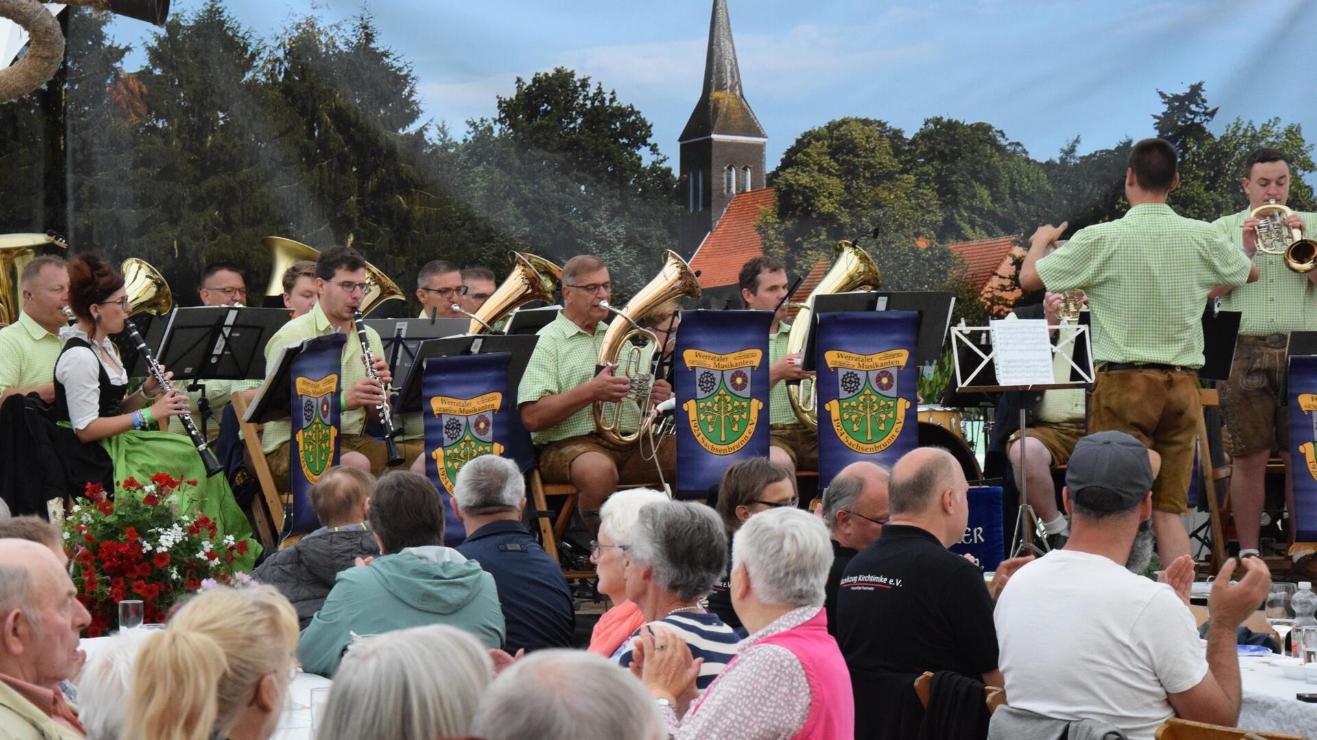 Die Werrataler Musikanten spielen schmissige Blasmusik.