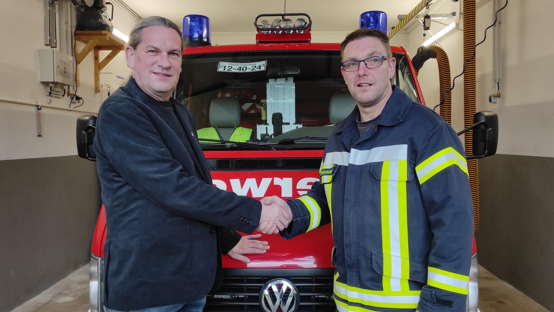 Die Wette gilt: Mit ihrer originellen Aktion wollen Ingo Bollmeyer (links) und Frank Schomaker das Ehrenamt in der Feuerwehr stärken.