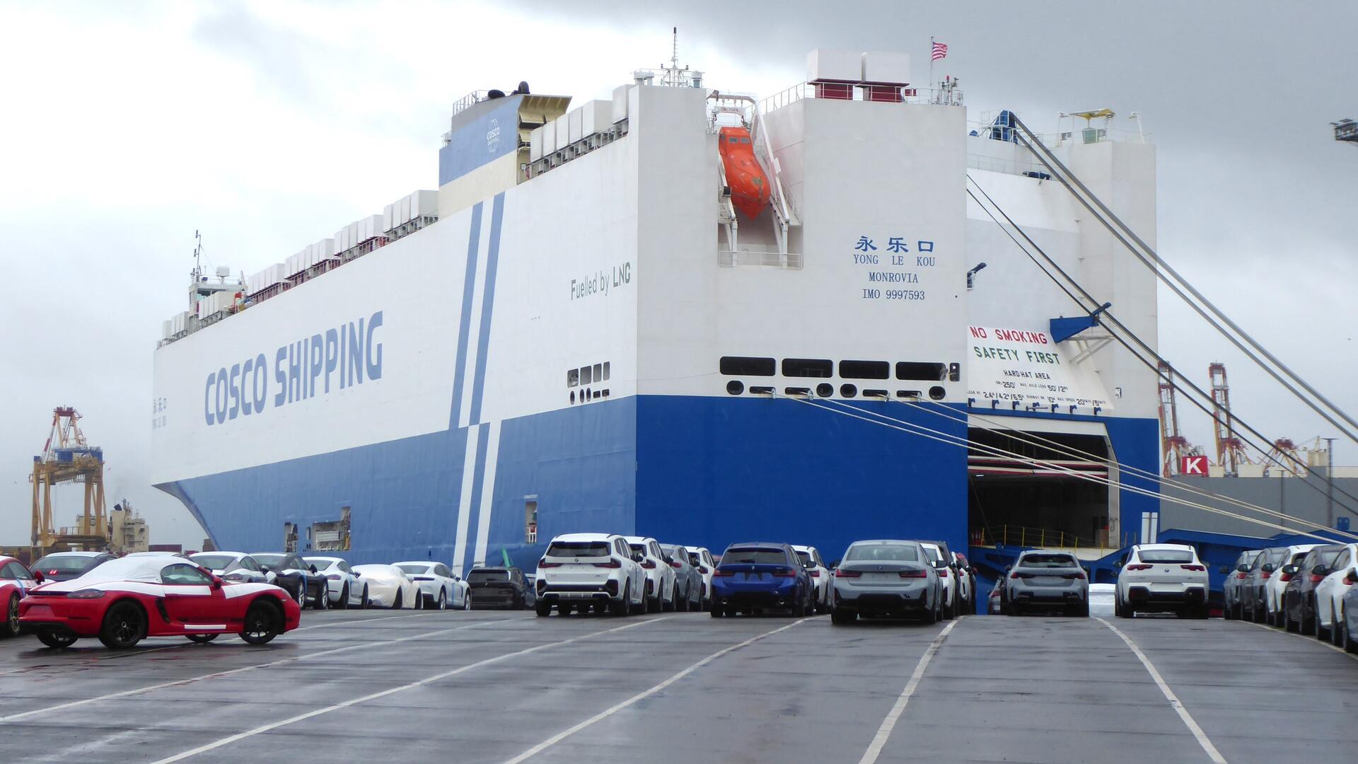 Der LNG-Autotransporter „Yong Le Kou“ der Reederei Cosco Shipping liegt am BLG Autoterminal in Bremerhaven; vor dem Schiff stehen zahlreiche Neuwagen.