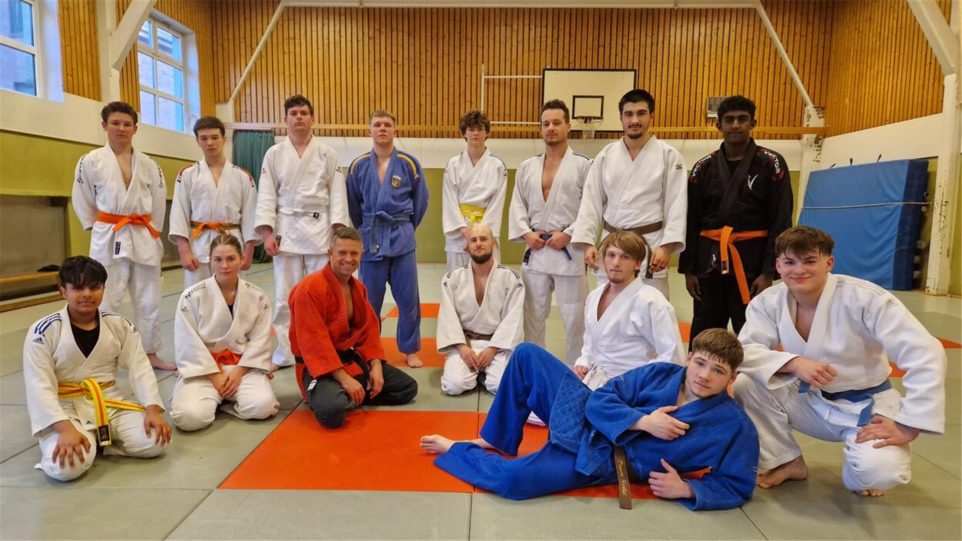 Eine Gruppe Judoka in Judo-Anzügen