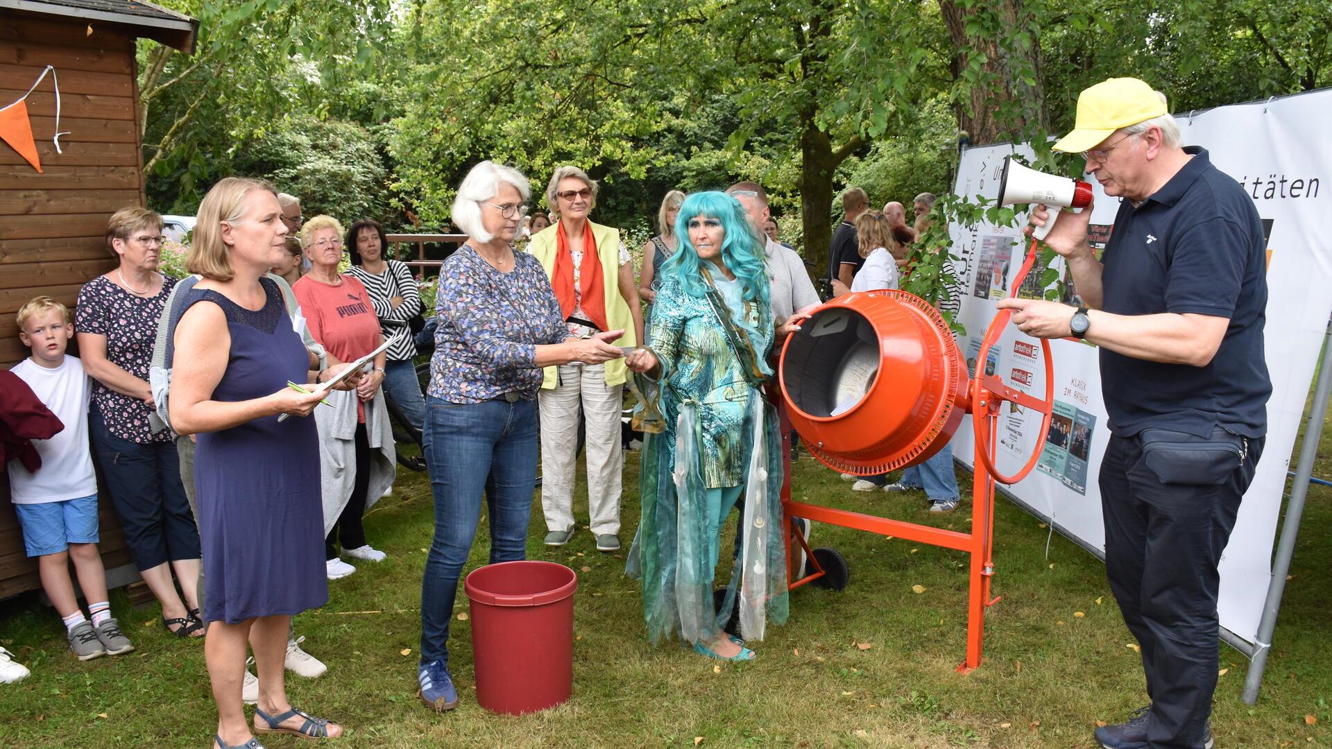 Die Ziehung der Gewinner fand unter notarieller Aufsicht von Meike Siems (links) statt. 