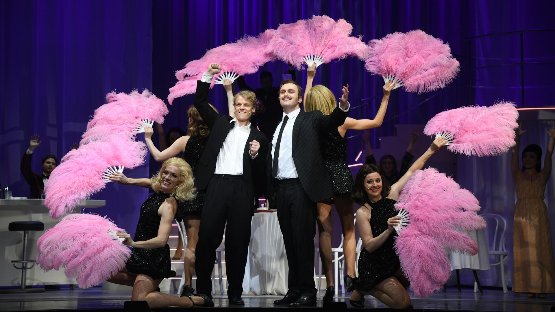 Die Zuschauer wollen Unterhaltung. Und das Musical „Catch me if you can“ mit Tobias Bieri und Andrew Irwin ist allerbeste Unterhaltung. Deswegen wird es in der kommenden Spielzeit wieder aufgenommen.