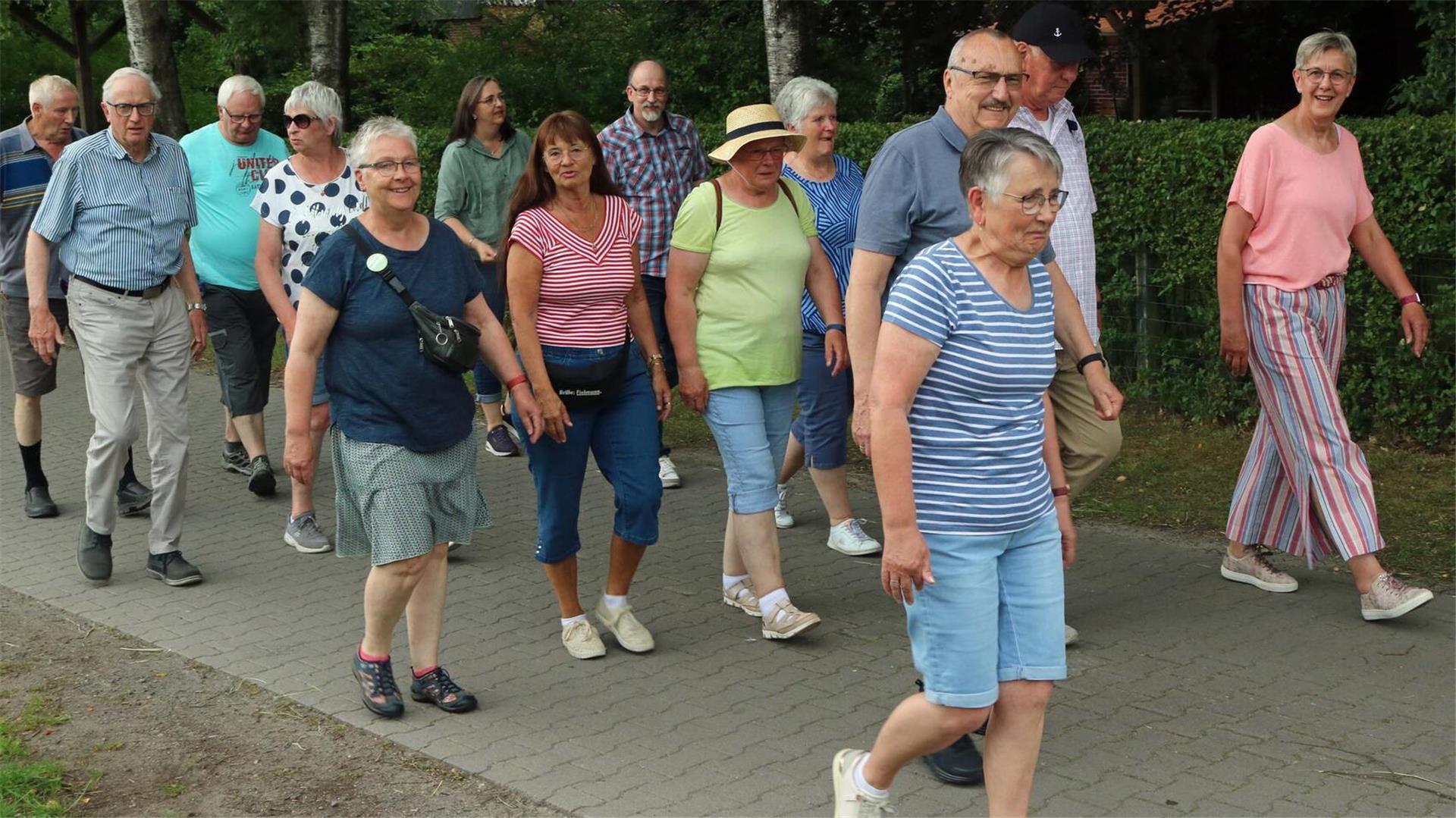 Die alte Volkslauftradition TSV aus en den 1970er und 1980er Jahren ließen einige Mitglieder zum 100jährigen Jubiläum mit einer Wanderung rund um Uthlede wieder aufleben.