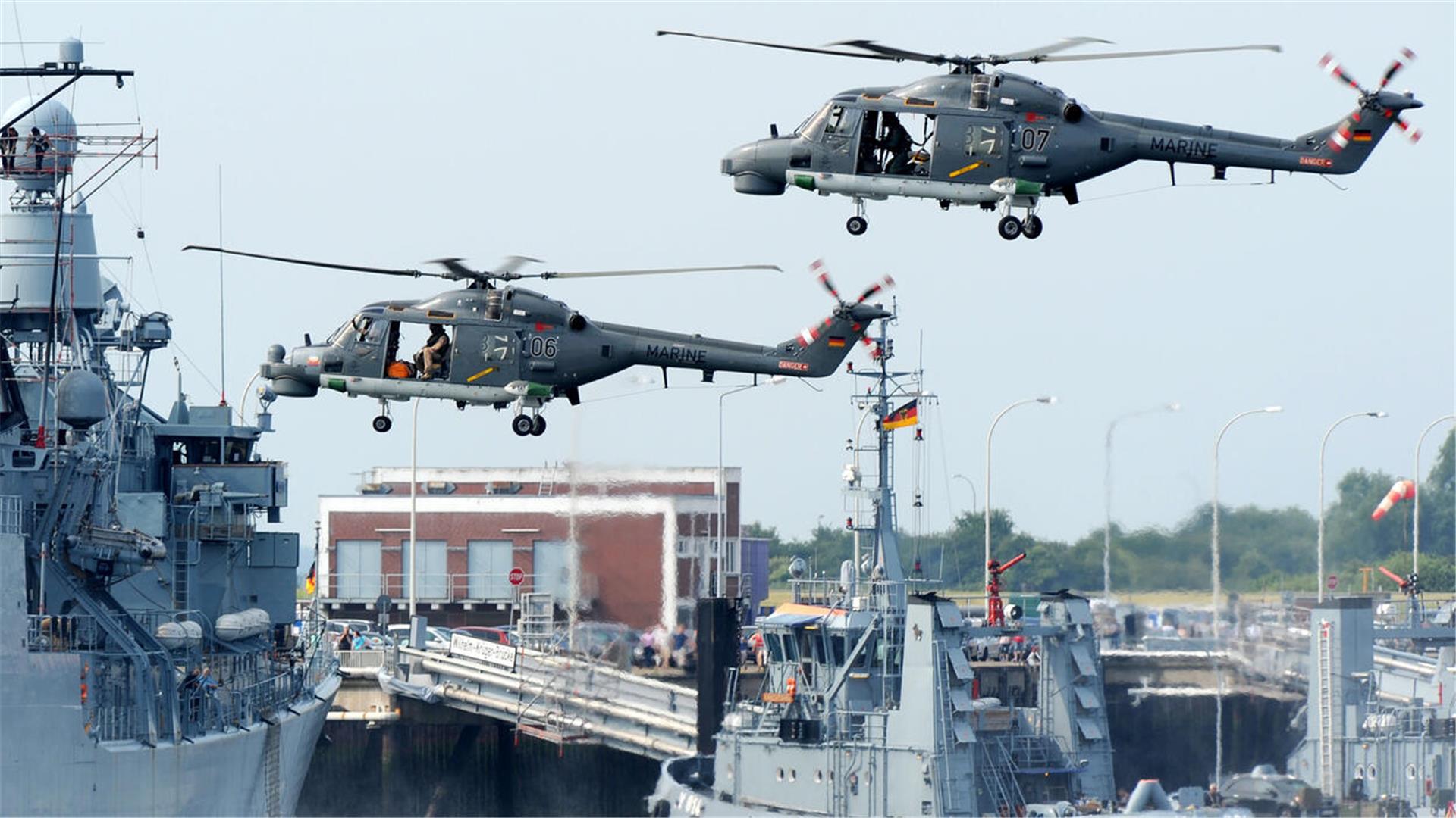 Die beiden Bordhubschrauber vom Typ Sealynx der Fregatte "Bayern".
