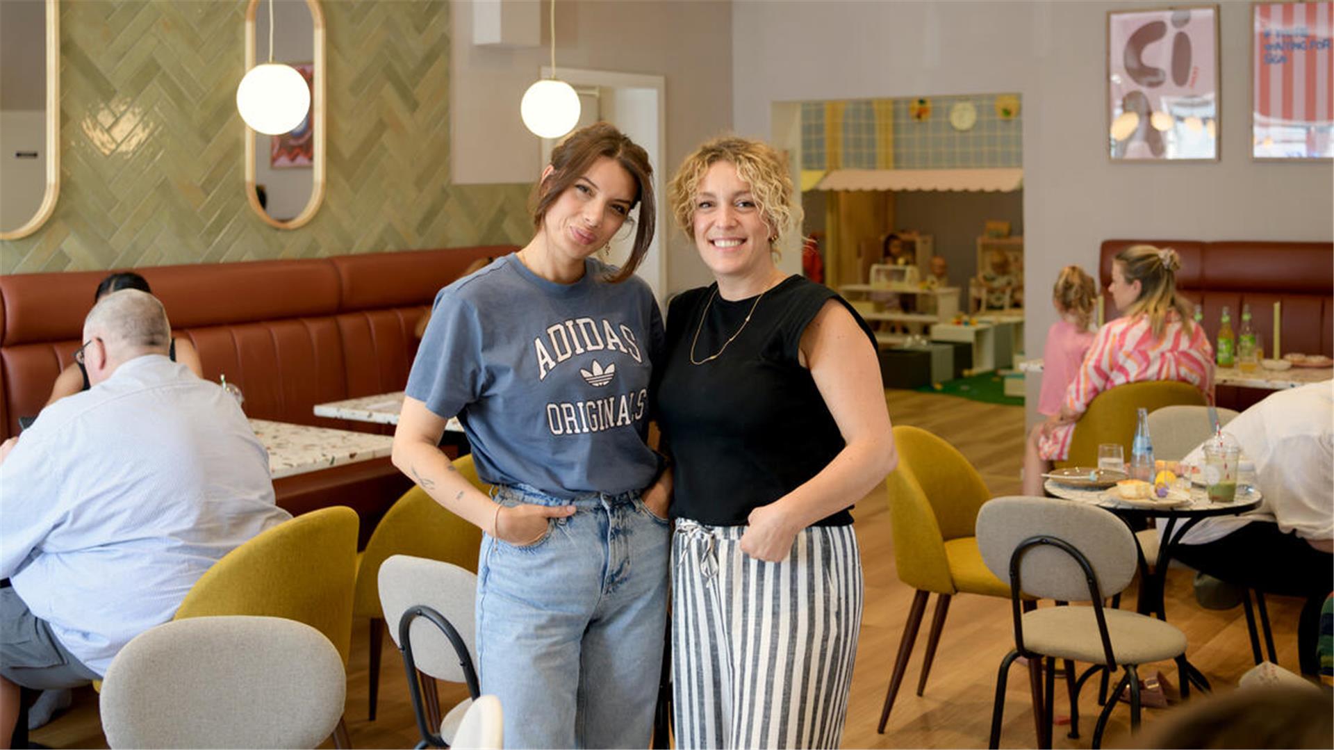 Die beiden Mütter Aylin Pfeil (links) und Isabel Fernandez Breitner haben das neue Café „Kaffeekind“ in Bremerhaven eröffnet.