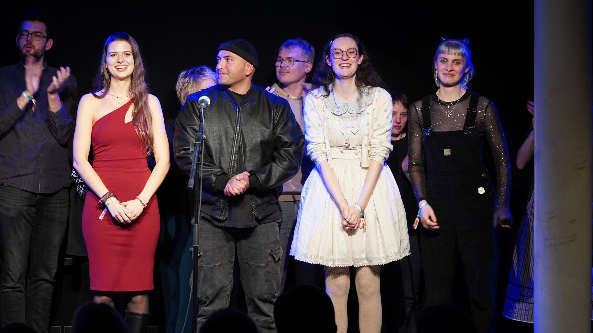 Bremerhavener Elias Naeb heute im Finale der Poetry Slam Meisterschaften Poetry Slammer auf der Bühne