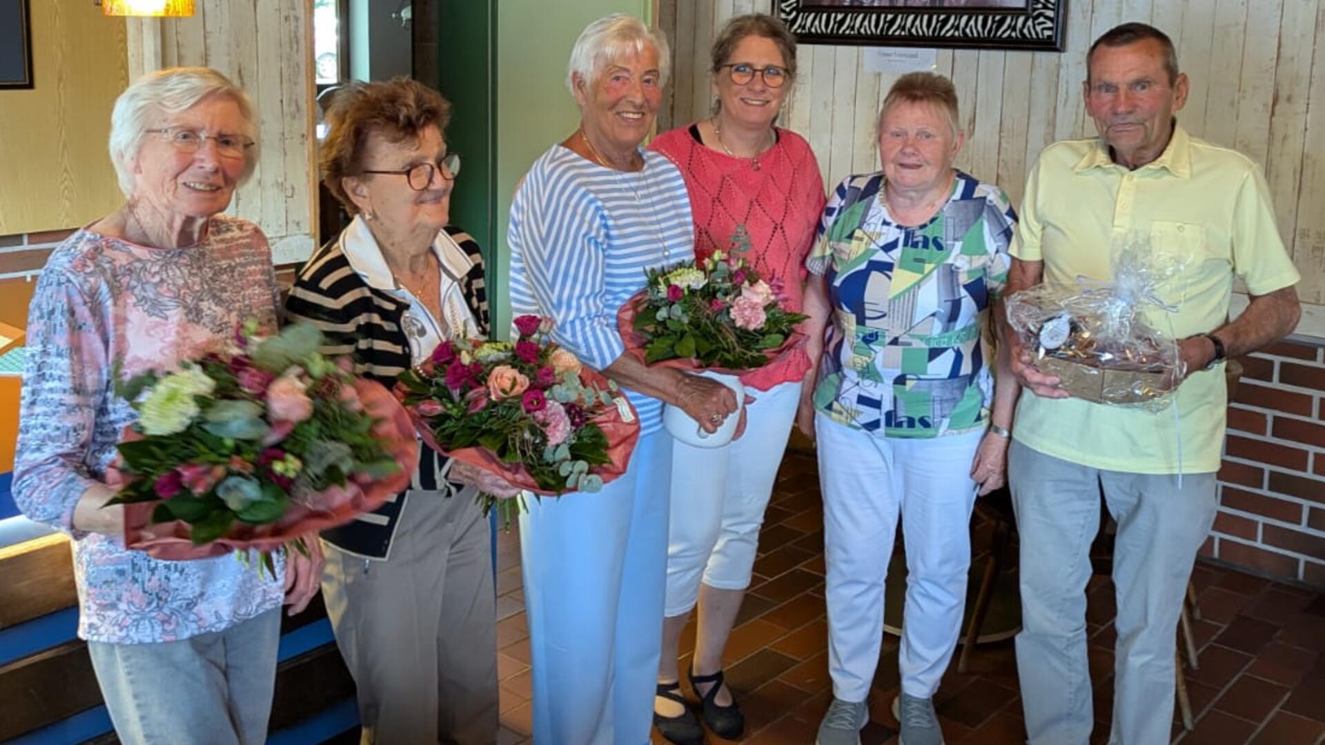 Die drei Gründungsmitglieder Minna Renken (von links), Gisela Wellbrock und Marlene Hölling mit Susanne Böttjer vom Orga-Team, der Vorsitzenden Irma Langer und Martin Hölling, der ebenfalls Gründungsmitglied ist und auch Ehrenvorsitzender. Auf dem Foto fehlt Gründungsmitglied Hans-Herbert Heins.