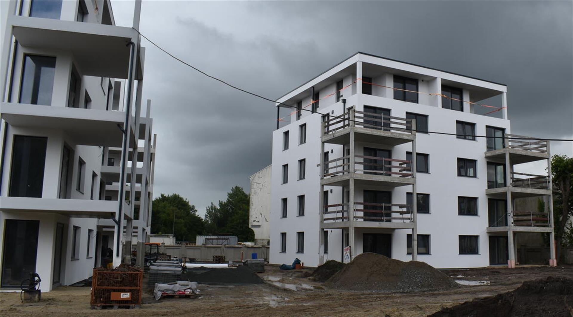 Die drei Wohnhäuser stehen bereits an der Weserstraße. Im kommenden Jahr soll alles fertig sein und die 30 Wohnungen vermietet werden. 