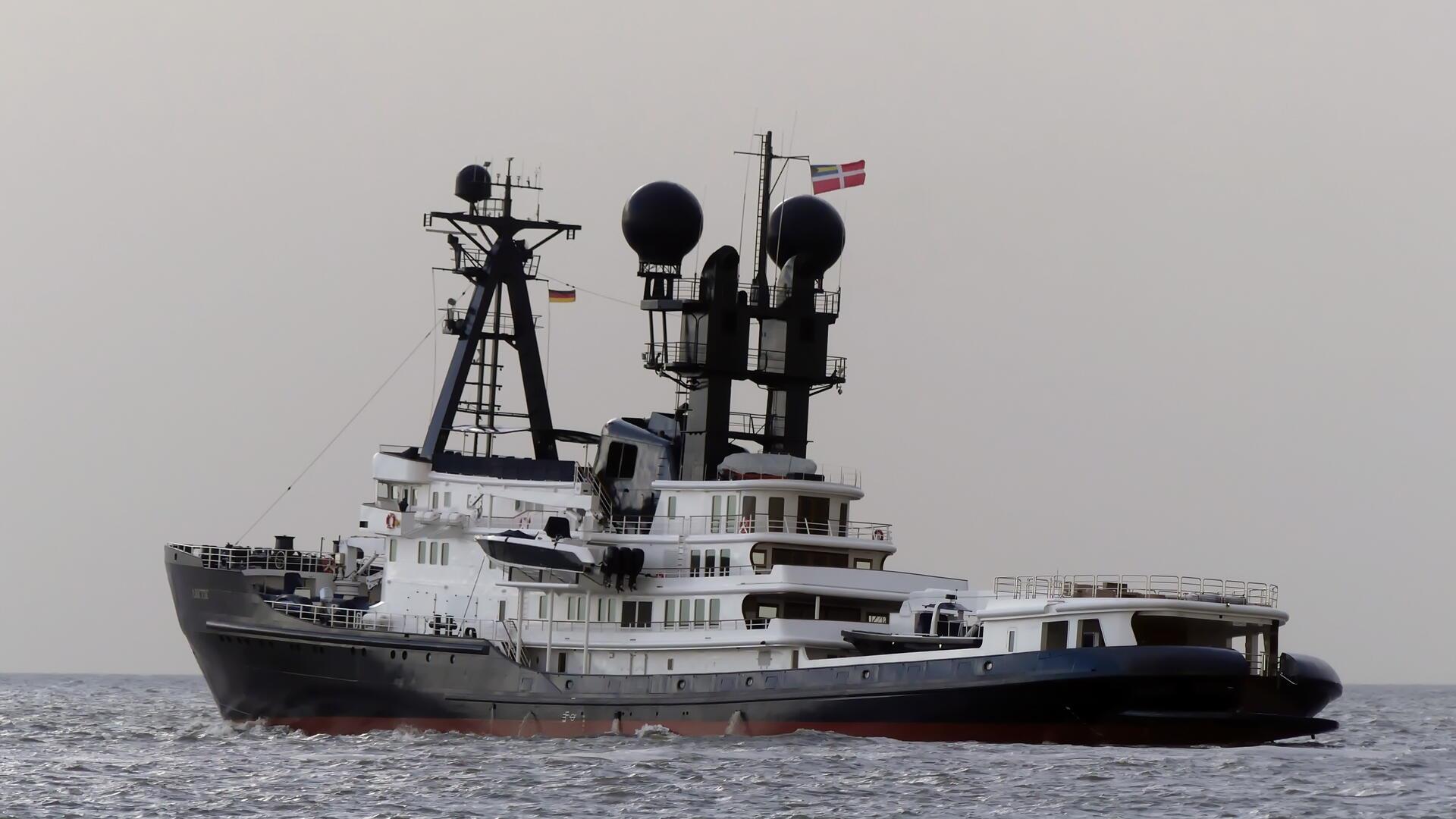 Die Expeditionsyacht „Arctic“ - aufgenommen während Probefahrten auf der Elbe vor Cuxhaven: 