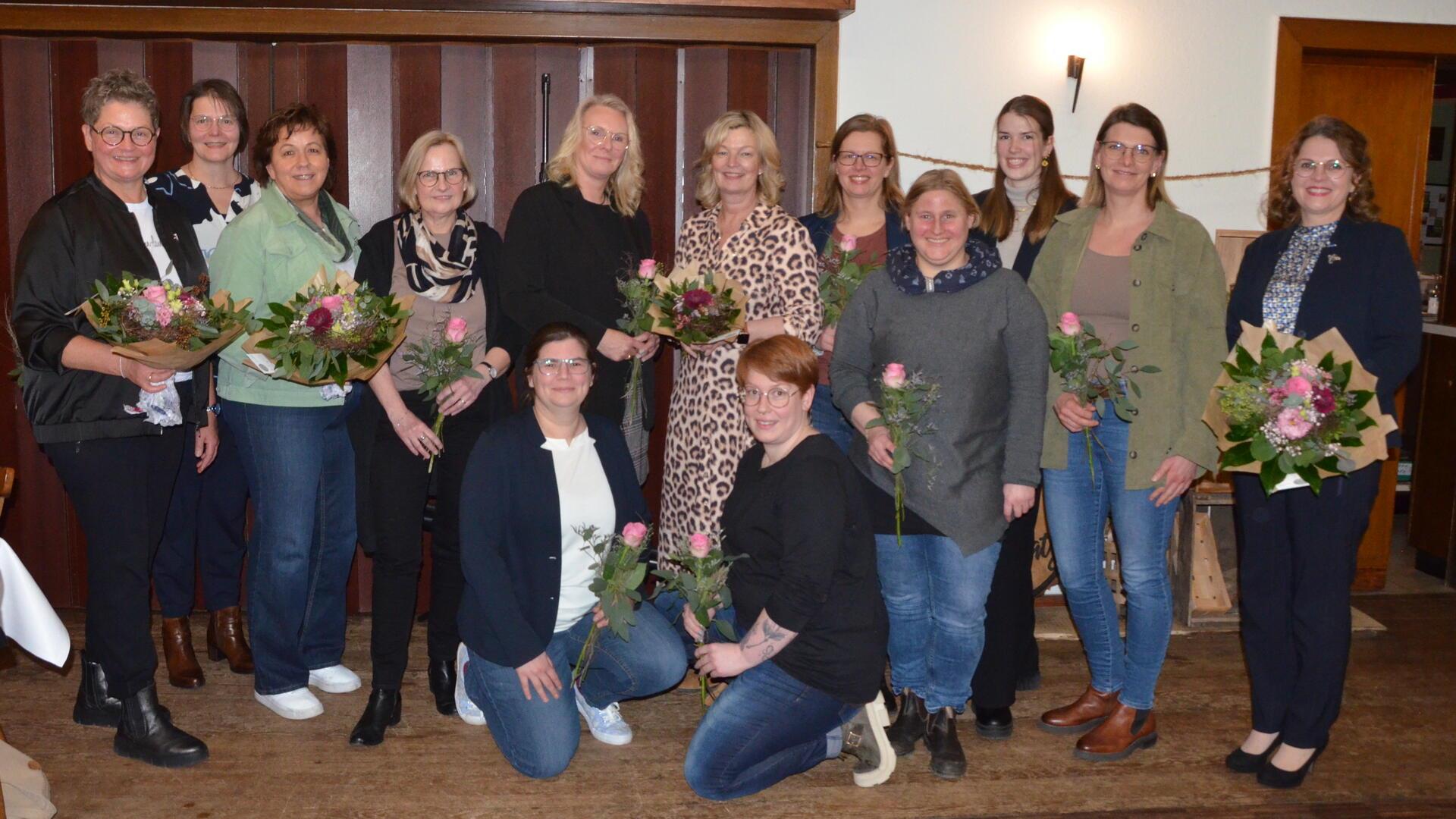 Die ehemalige Vorsitzende Katja Bredehöft (links) und die ebenfalls ausgeschiedene zweite Vorsitzende Susanne Detjen (rechts) mit den neugewählten, wiedergewählten und verabschiedeten Vorstandsmitgliedern. Heidi Schnackenberg (stehend, fünfte von links) ist die neue Vorsitzende des Vereins.