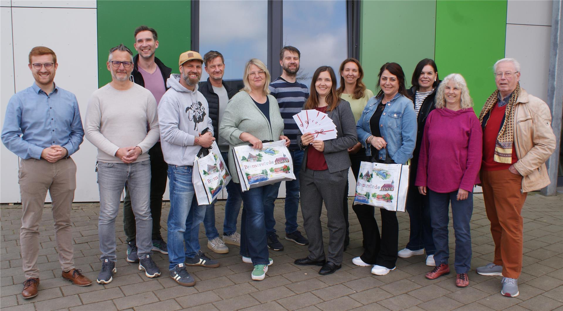 Die einen freuten sich über die große Beteiligung an der Aktion „Bremervörde räumt auf!“, die anderen über das Dankeschön in Form von Sachspenden und Bremervörder Einkaufsgutscheinen: (von Links) Ortsbürgermeister Dirk-Frederik Stelling, Jörn Müller (Schulzentrum Bremervörde), Axel Müller (Hauptschule Bremervörde), Jarno Böttner (DRK-Kindergarten Tannenkamp), Malte Müller-Cordes (Grundschule Bremervörde), Sandra Ahrens (St.-Liborius-Kindergarten), Christian Oetjen (Ortsrat), Sarah Böhnke (Firmenkundenberaterin der SSK), Bettina Paquet (Schulleiterin Realschule), Raphaela Stoß (CJD-KiTa), BCSM-Managerin Bärbel Hensel sowie Petra Fischer und Herbert Bardenhagen (beide Ortsrat).
