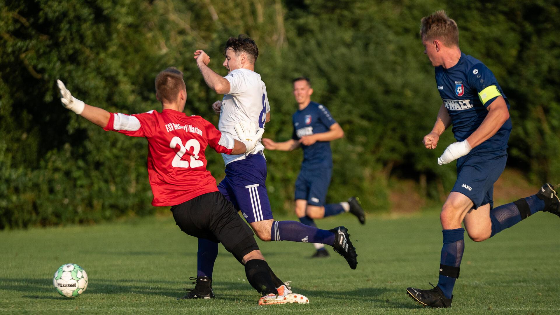 Die entscheidende Szene im Spiel: Bennet Brunkhorst wird von FSV-Keeper Deyk Bredehöft gelegt. Die FSV spielte nach der Szene in Unterzahl, ging mit 0:7 unter.