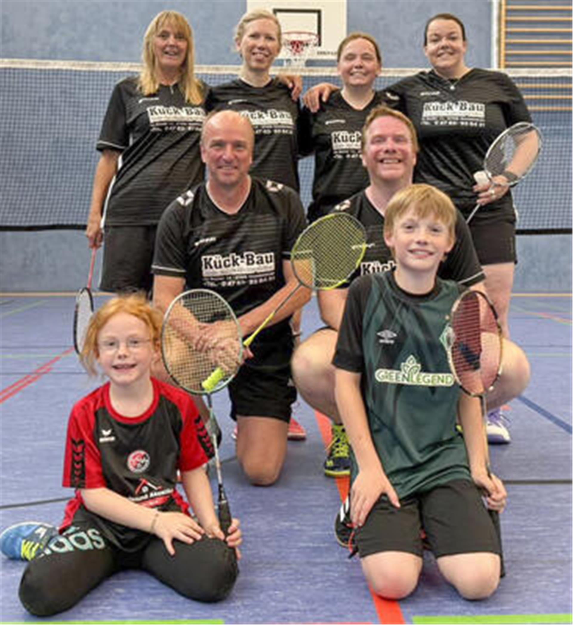 Die erfolgreichen Gnarrenburger Badminton-Spieler: (von links, stehend) Ulrike Renken, Christin Kästner, Manuela Renken, Tanja Niedzielski sowie (kniend, von links) Axel Renken und Stefan Meyer mit seinen Kindern Madita und Janne.