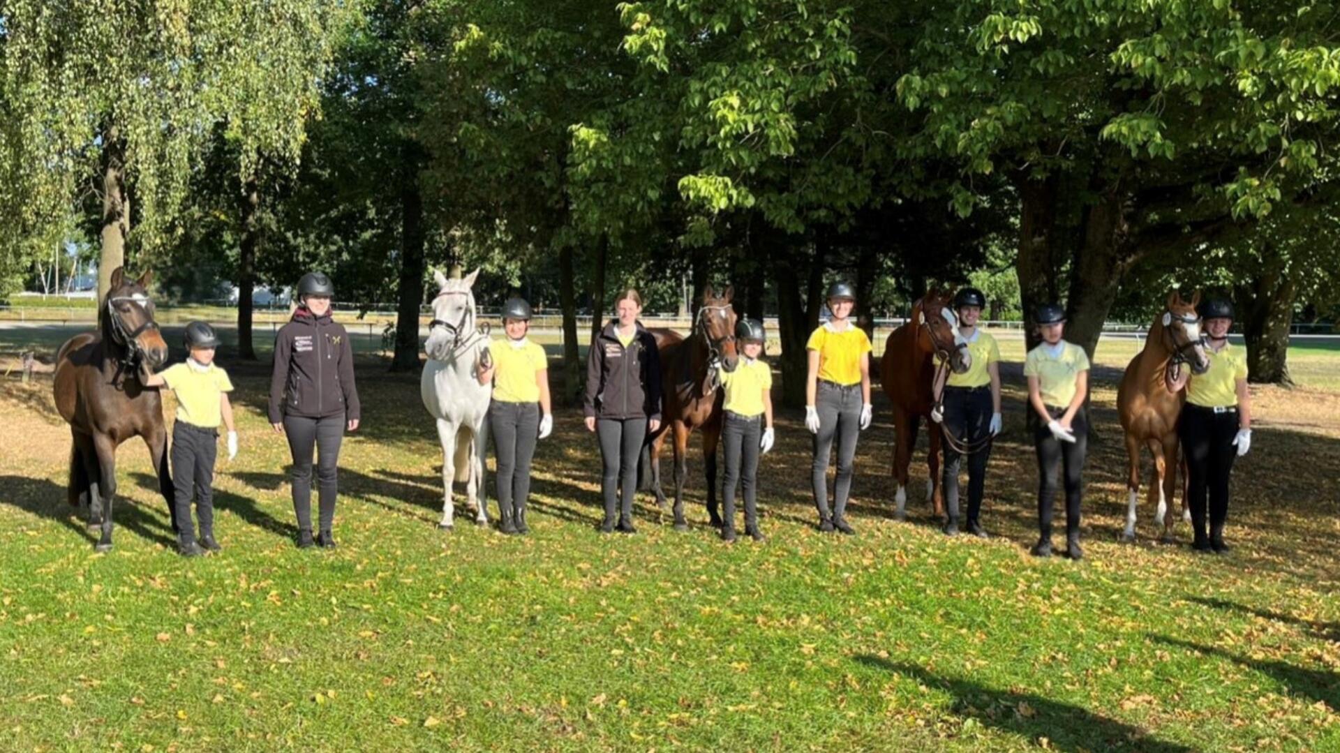Die erfolgreichen Jungzüchter in Verden (von links): Marten Ehrichs mit „Hove's Piko", Jugendsprecherin Jana Ehrichs, Leonie Müller mit „Pialotta", Jugendsprecherin Bea Kattau, Celina Seeger mit „Happy Dreamer“, Laura-Marie Stelling, Lea Borgfeldt mit „Königin Artemis", Amalia Grotheer und Malou Hoffmann mit „Key to Happiness".