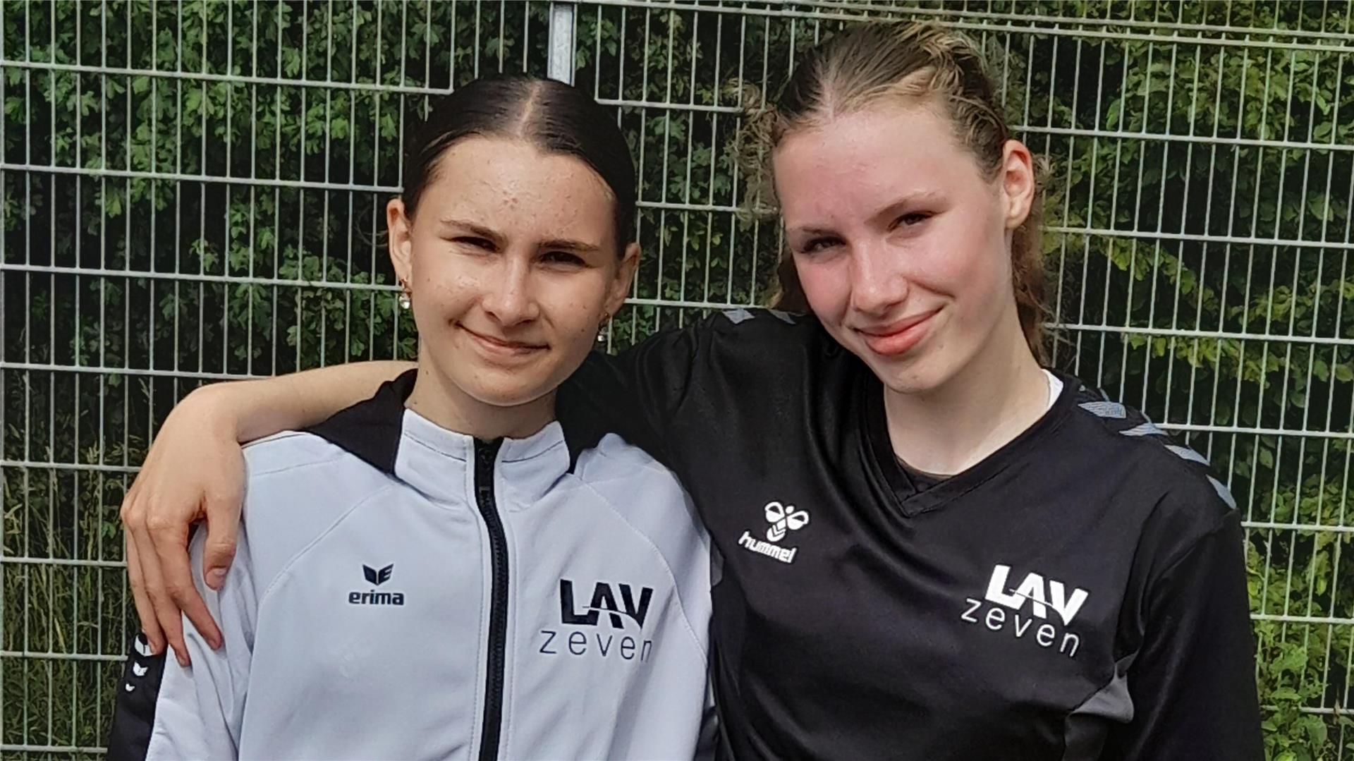 Zwei junge Frauen stehen nebeneinander.