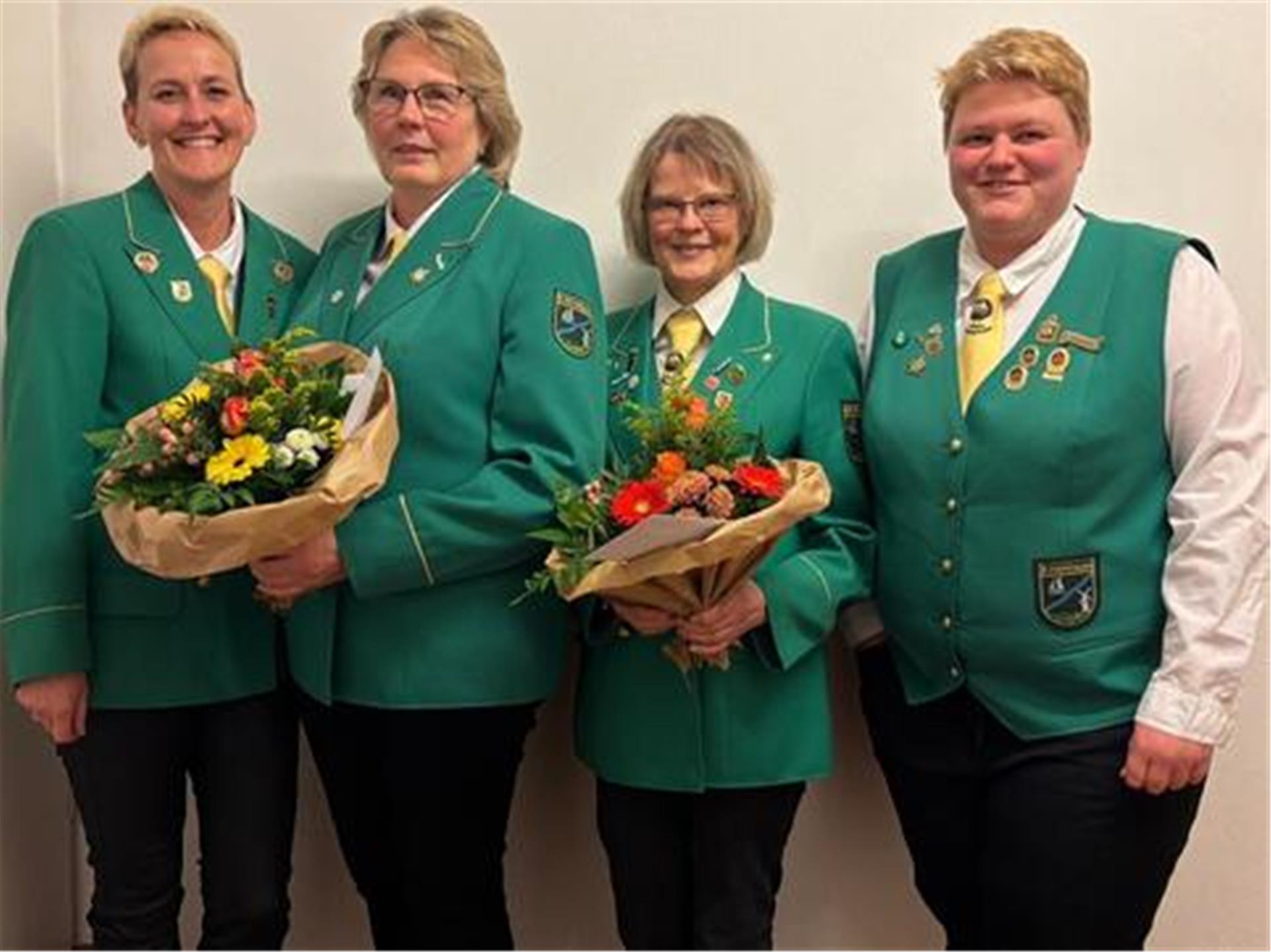 Die erste Vorsitzende Katja Grotheer (links) und die zweite Vorsitzende Tina Peters (rechts) vom Spielmannszug Nieder Ochtenhausen bedankten sich (von links) bei Anita Hechler und Erika Buck für deren langjährige aktive Mitgliedschaft mit je einem Geschenk.