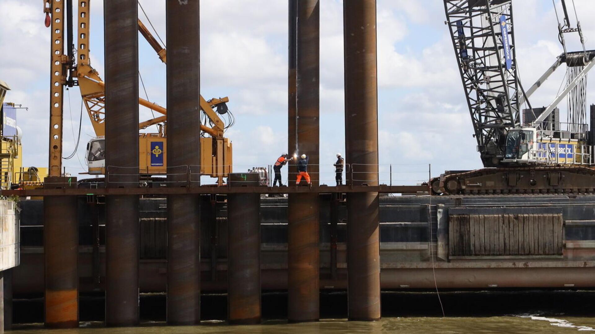 Die ersten 35 Meter langen "Rammrohre" wurden gesetzt. Insgesamt werden für den Bau der Liegeplätze 5 bis 7 in Cuxhaven rund 400 dieser Rohre verbaut.
