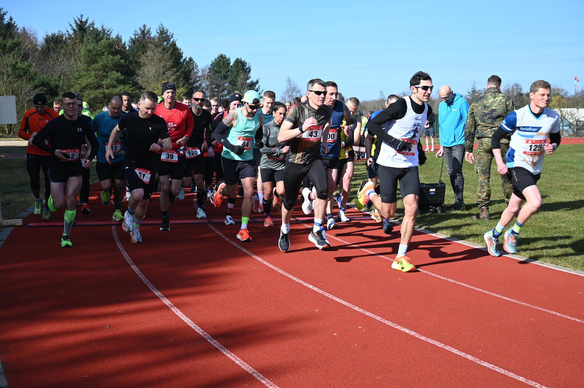 Die ersten Läufer starten voller Energie auf die 10 km Runde.