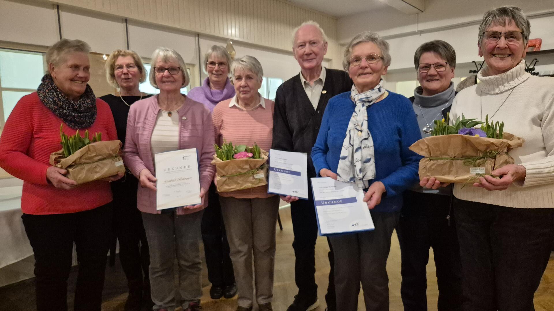 Die geehrten Mitglieder des Frauenchores Elm.