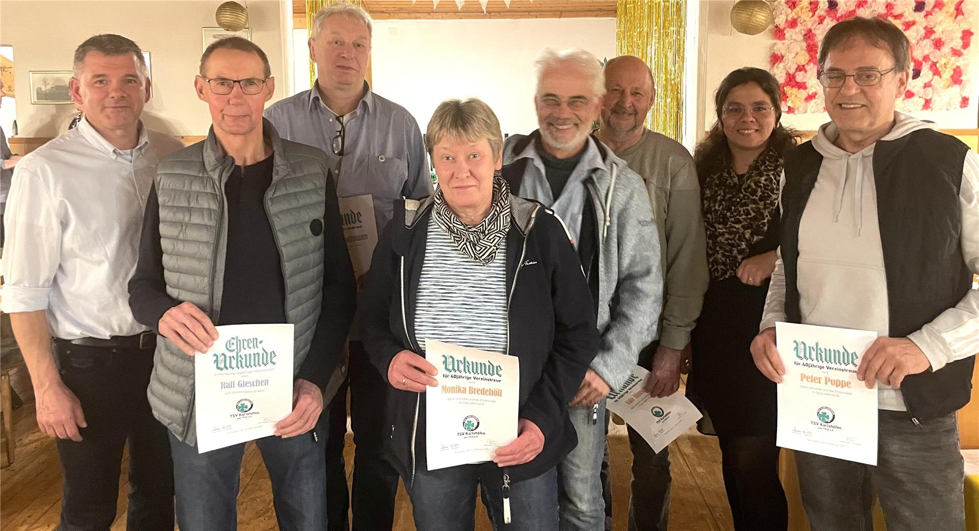 Die geehrten Mitglieder des TSV Karlshöfen mit der zweiten Vorsitzenden Melanie Blank (Zweite von rechts.) sowie dem ersten Vorsitzenden Clemens Kullik (links).