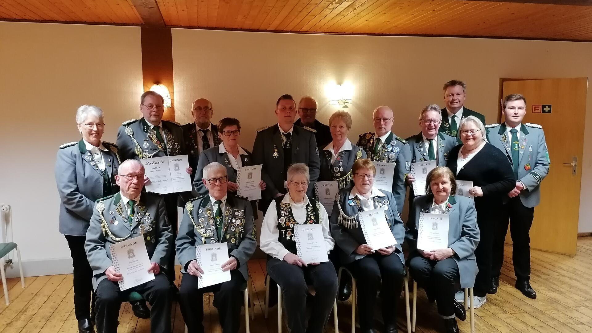 Die geehrten Mitglieder mit der Schützenpräsidentin Aenne Holm (links), dem Schützenpräsidenten Henrik Brockmann (rechts), sowie dem damaligen NWDSB-Präsidenten Frank Pingel (hinten, rechts).