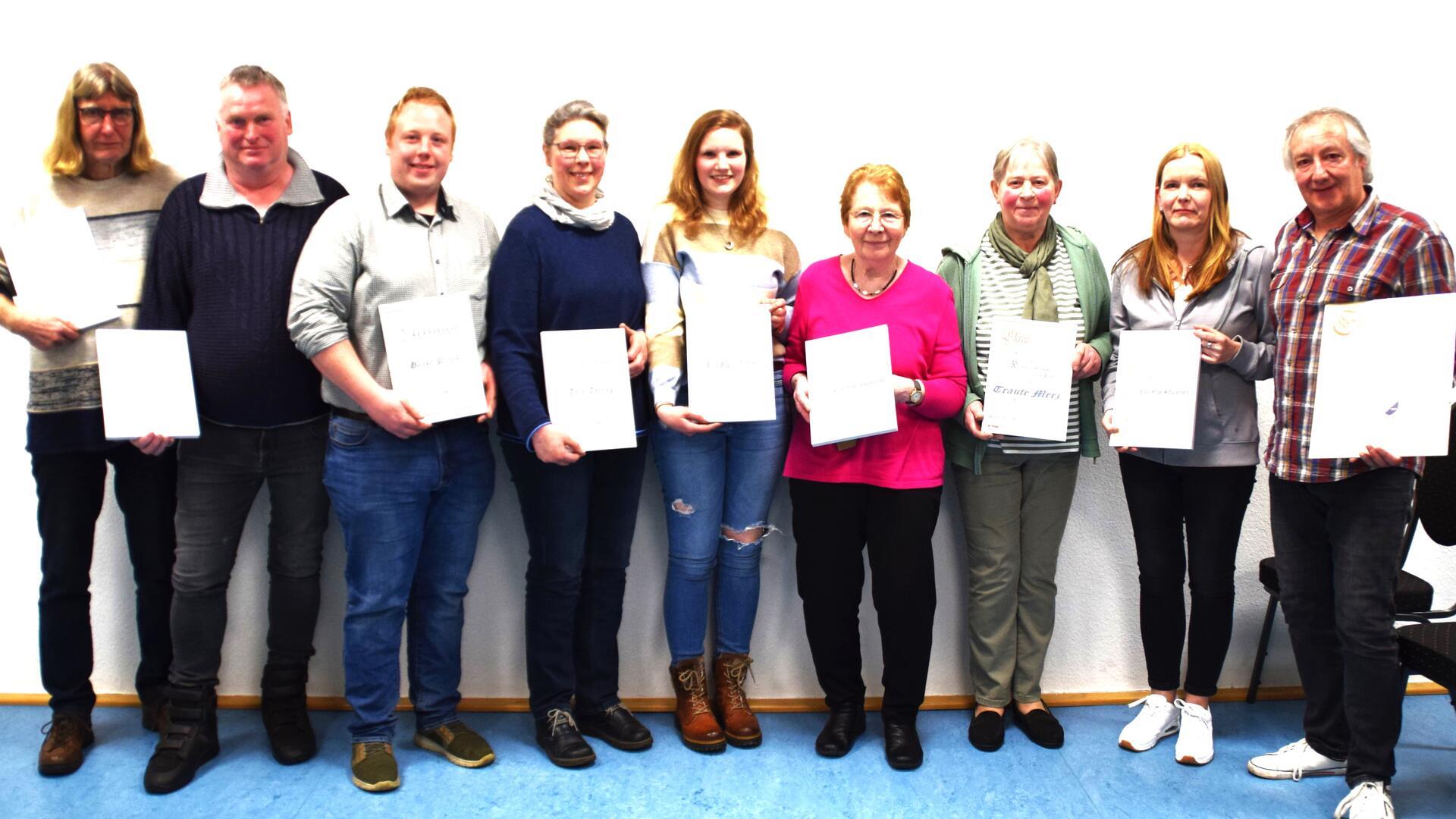 Die geehrten Mitglieder: (von links) Hermann König, Hans-Jürgen Seebeck, Hauke Preuß, Anja Ahrens, Lena-Sophie Ahrens, Erna Kozik, Traute Merz, Nicole Grube-Schnackenberg und Markus Radetzki.