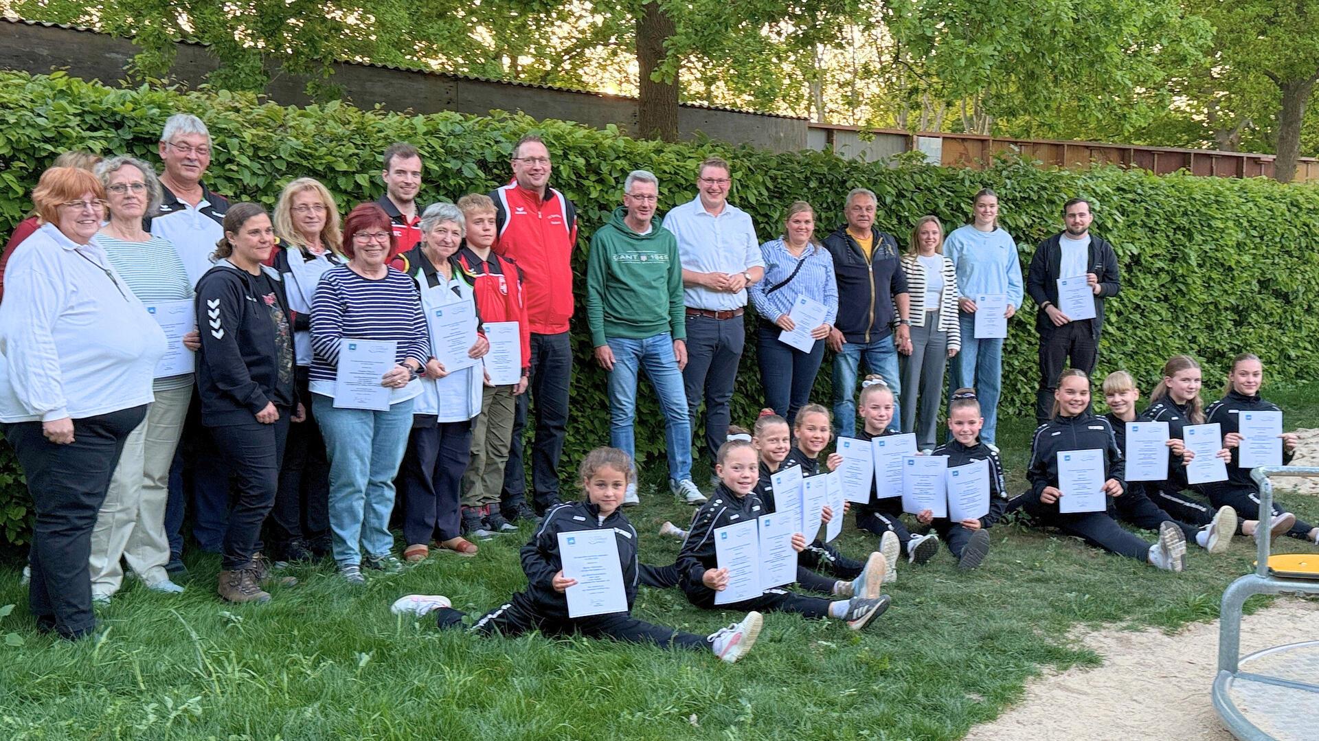 Sportlerinnen und Sportler aus der Gemeinde Schiffdorf  haben sich zum Foto aufgestellt