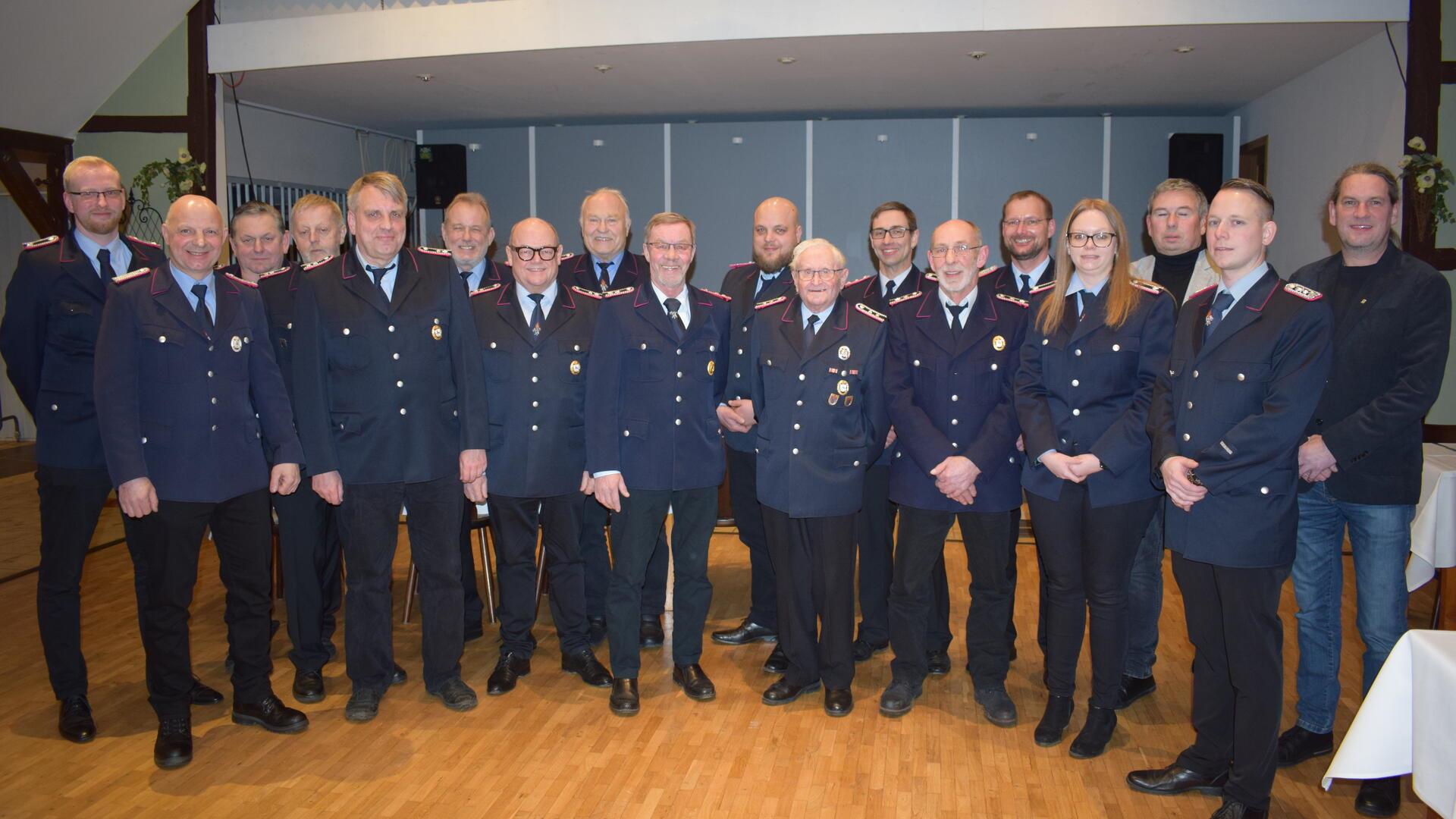 Die geehrten, beförderten und gewählten Mitglieder der Ortsfeuerwehr Augustendorf mit ihren Gästen.