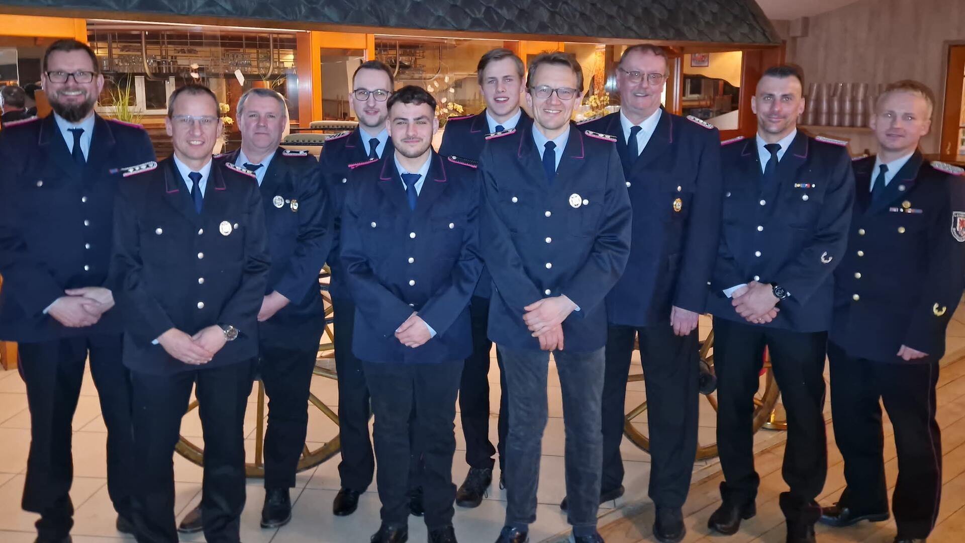 Die geehrten und beförderten Feuerwehrleute der Freiwilligen Feuerwehr Hamersen.