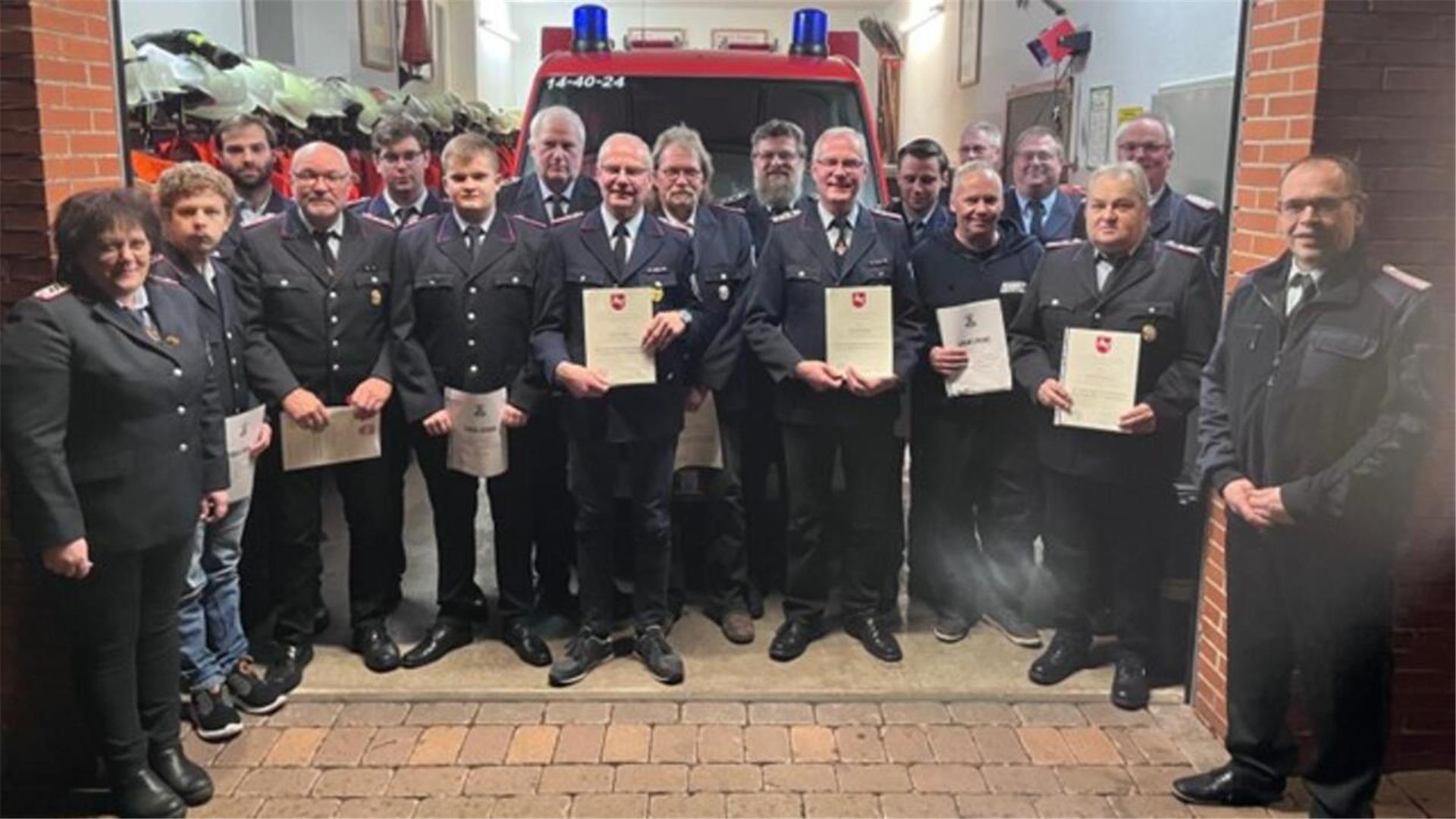 Die geehrten und beförderten Mitglieder der Freiwilligen Feuerwehr Haaßel.