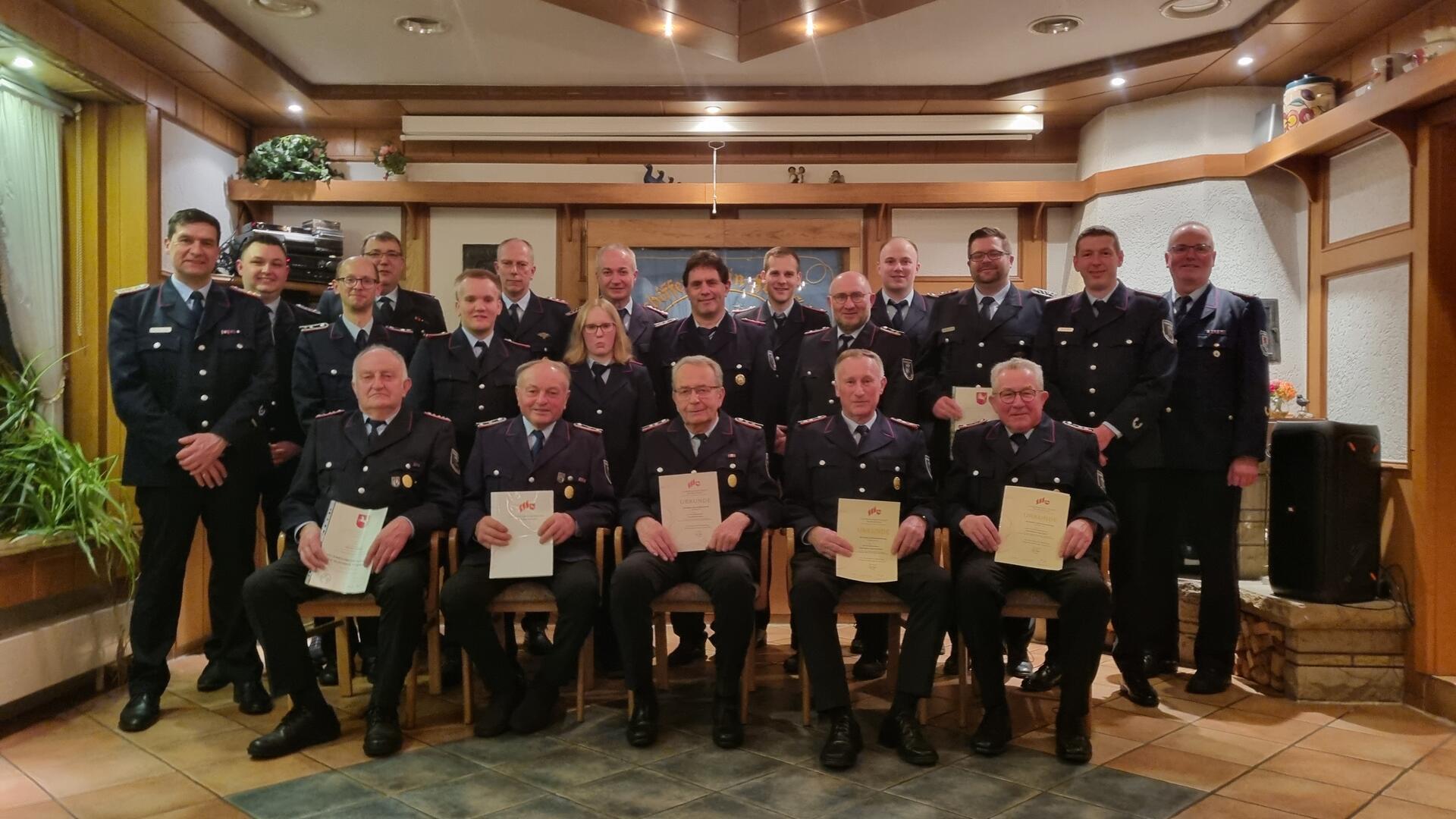 Die geehrten und beförderten Mitglieder der Freiwilligen Feuerwehr Iselersheim: Hans-Hermann Haak (sitzend von links), Klaus Holst, Ulrich Saul, Helmut Matthias, Hinrich Detjen, Nils Schwarz (mittlere Reihe von links), Felix Carius, Nico Matthias, Lara Matthias, Jens Fröhlking, Werner Eckhoff, André Buck, Marcel Detjen und Jörg Suske, Steffen Haak (hintere Reihe von links), Martin Borchers, Rolf Hellmers, Uwe Michaelis, Finn Köhler und Kenneth Seba.