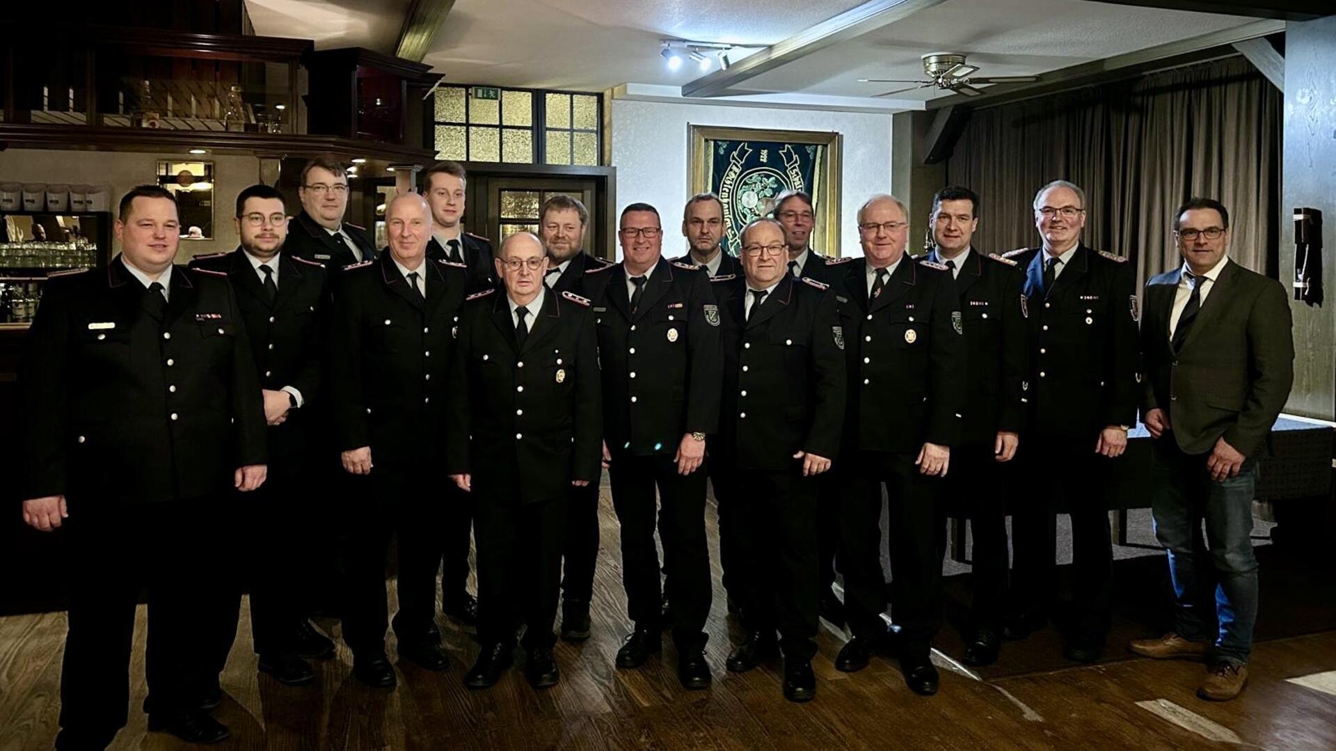 Die gehrten, gewählten und beförderten Mitglieder der Ortswehr Nieder Ochtenhausen und deren Gäste: (von links) Ortsbrandmeister Marcel Leenheer, Jan Niklas Anacker, Martin Borchers, Ralf Alpers, Tristan Wedmann, Walter Thomann, Frank Schröder, Mirko Breuer, Ralf Maschewski, Volker Müller, Bernd Mangels, Thomas Hechler, Nils Schwarz, Jörg Susske und Stefan Imbusch.