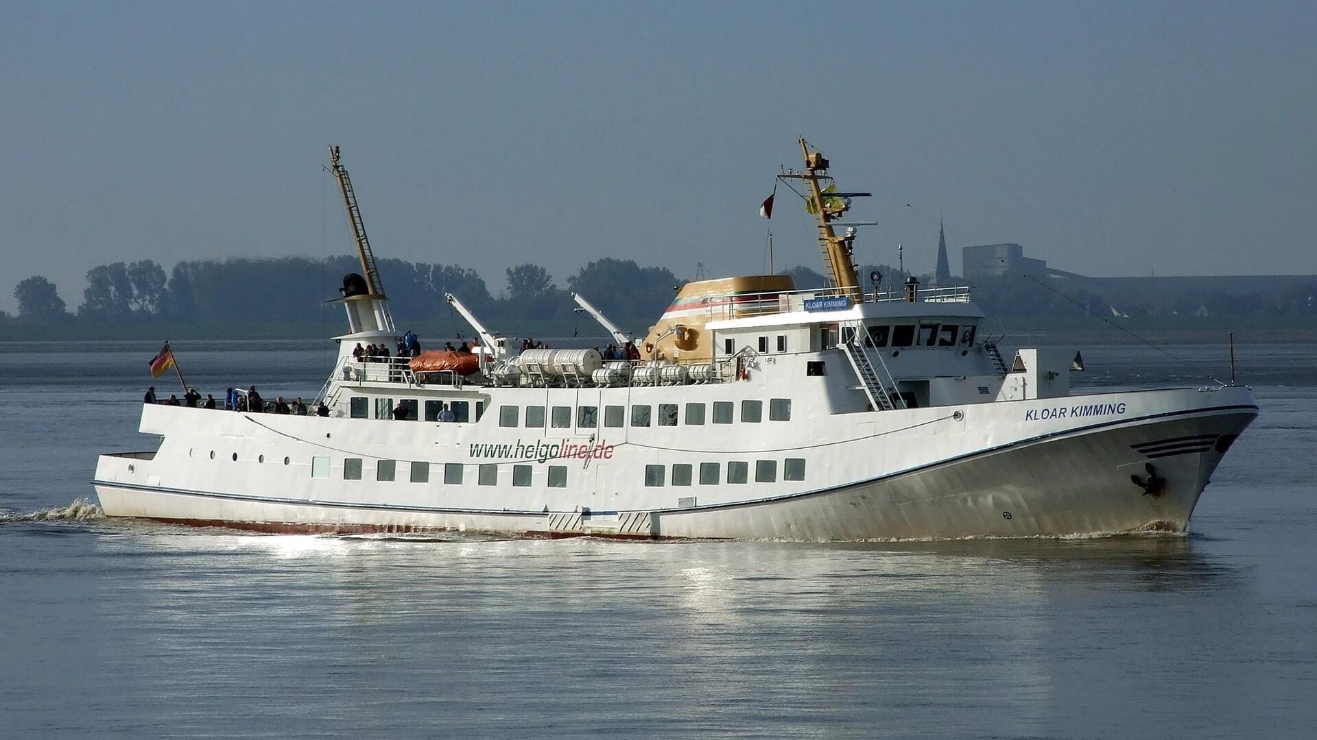 Die heutige „Conscience“ war früher als „Kloar Kimming“ im Helgolandverkehr unterwegs. Nun steht das ehemalige Seebäderschiff nach einem mutmaßlichen Drohnenangriff vor Malta im Fokus internationaler Aufmerksamkeit.