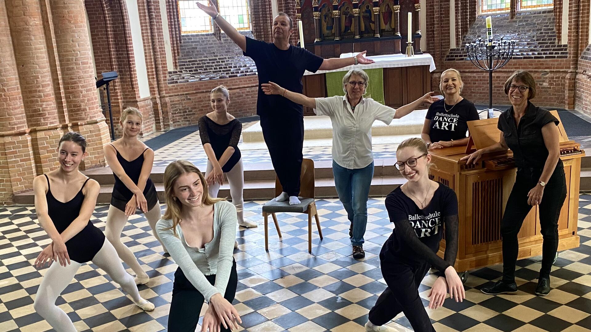 Die jungen Tänzerinnen der Ballettschule Dance Art nehmen in der Christuskirche Tuchfühlung mit dem Raum, dem Platz fürs Tanzen und der noch fehlenden zentralen Skulptur auf: Der vier Meter hohe " Tanzende Christus" von Eisenbildhauerin Hilke Leu steht bisher in der Großen Kirche und wird demnächst für Eva Schads Orgelkonzert in der Christuskirche aufgebaut. Zum Proben markieren Leu und Ballettmeister Marius Manole die Figur.
