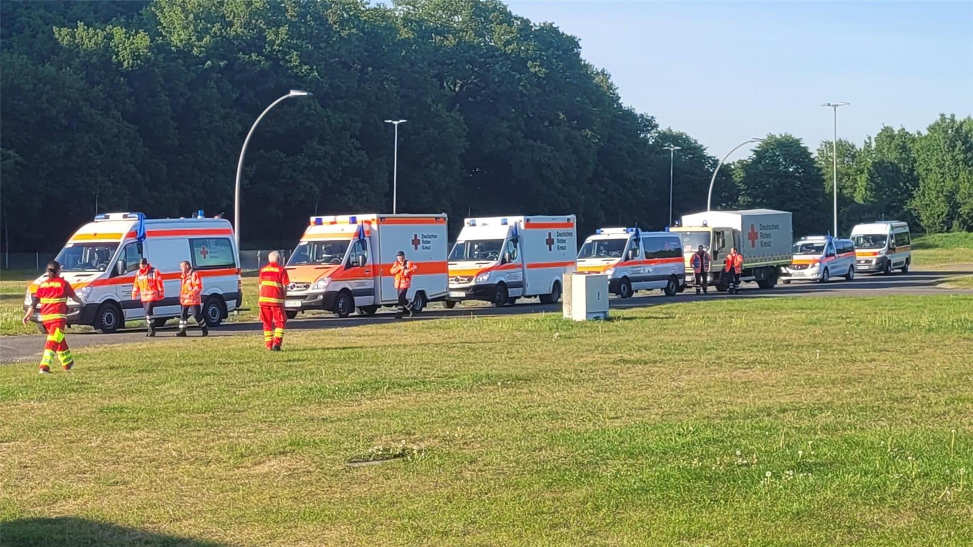 Kranken- und Rettungswagen stehen hintereinander.