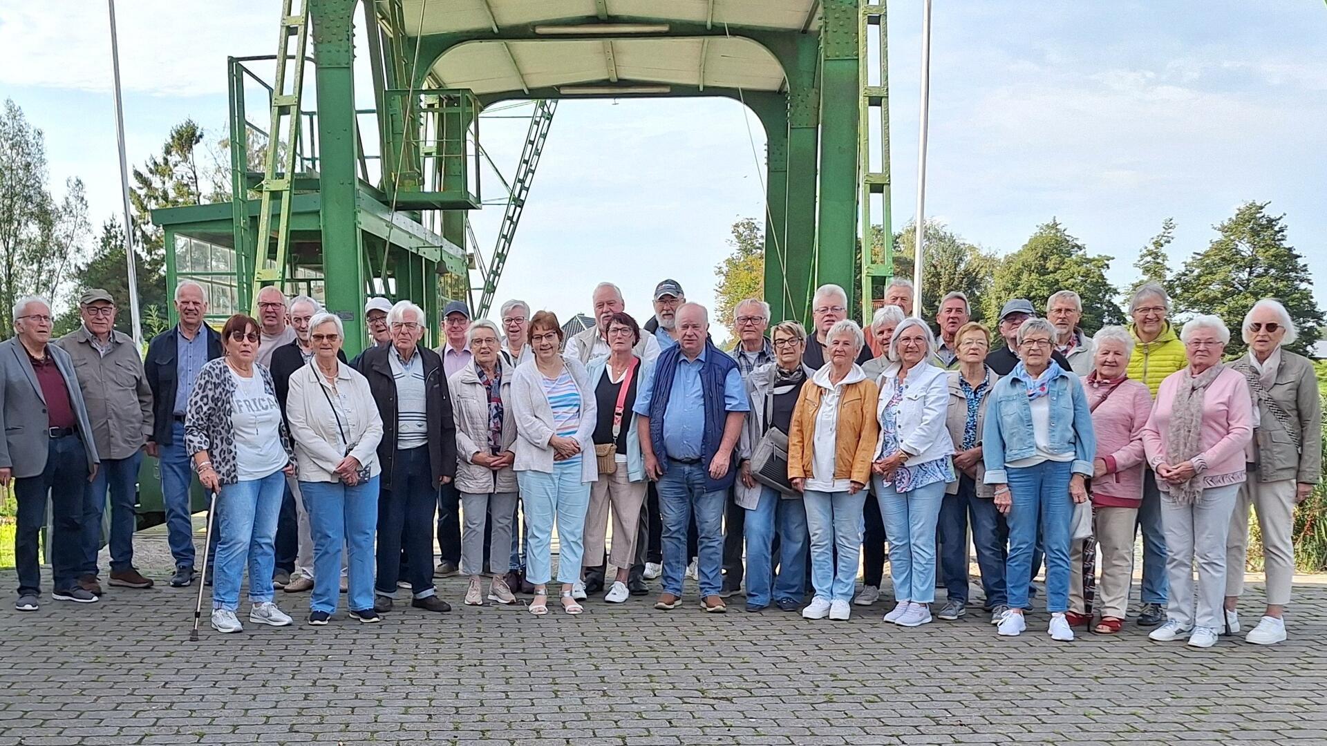 Die legendäre Schwebefähre in Osten gehörte zu den Zielen des diesjährigen Ausflugs des Kuhstedter Pfeifenclub „Silberkapsel“.