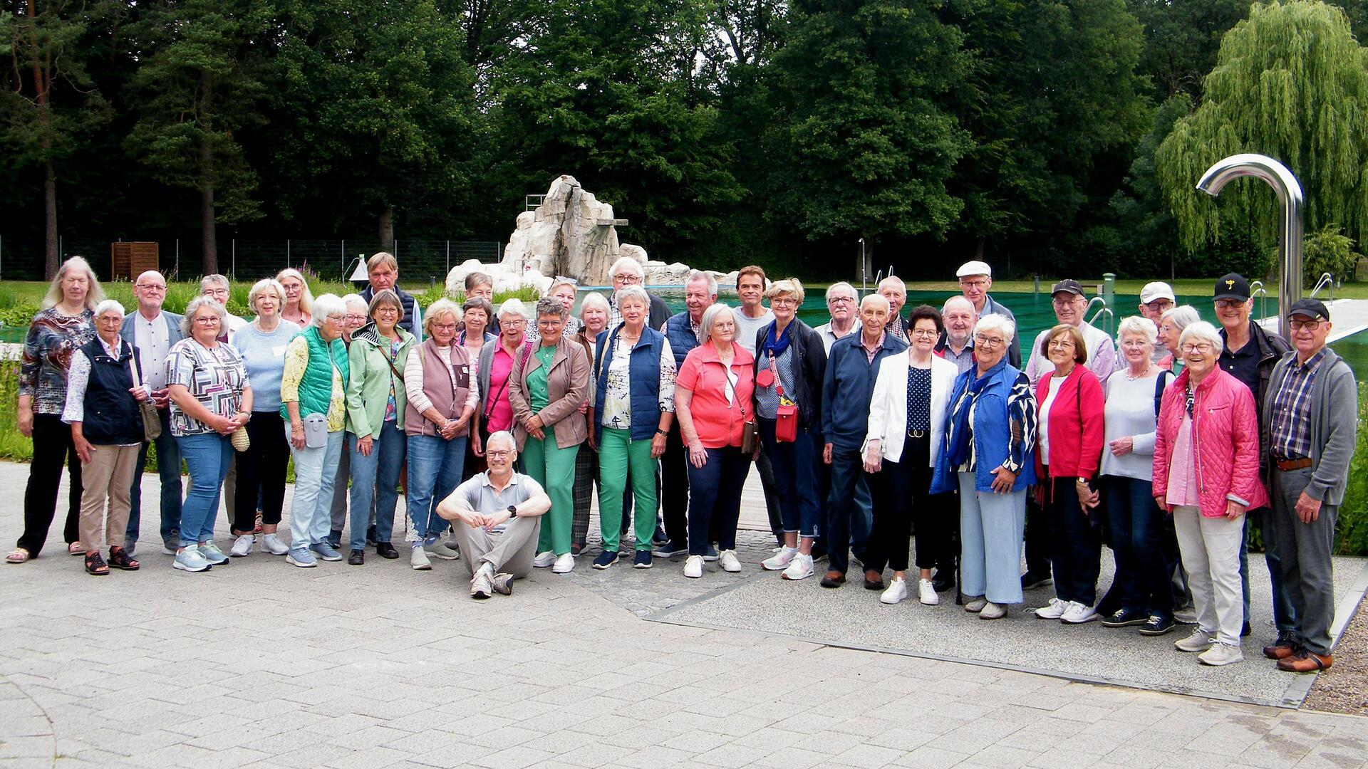 Die malerische Kulisse des Zevener Naturbades begeisterte die Senioren und veranlasste einen gut gelaunten Bürgermeister Jens Petersen zur bequemen Sitzposition vor der Gruppe.