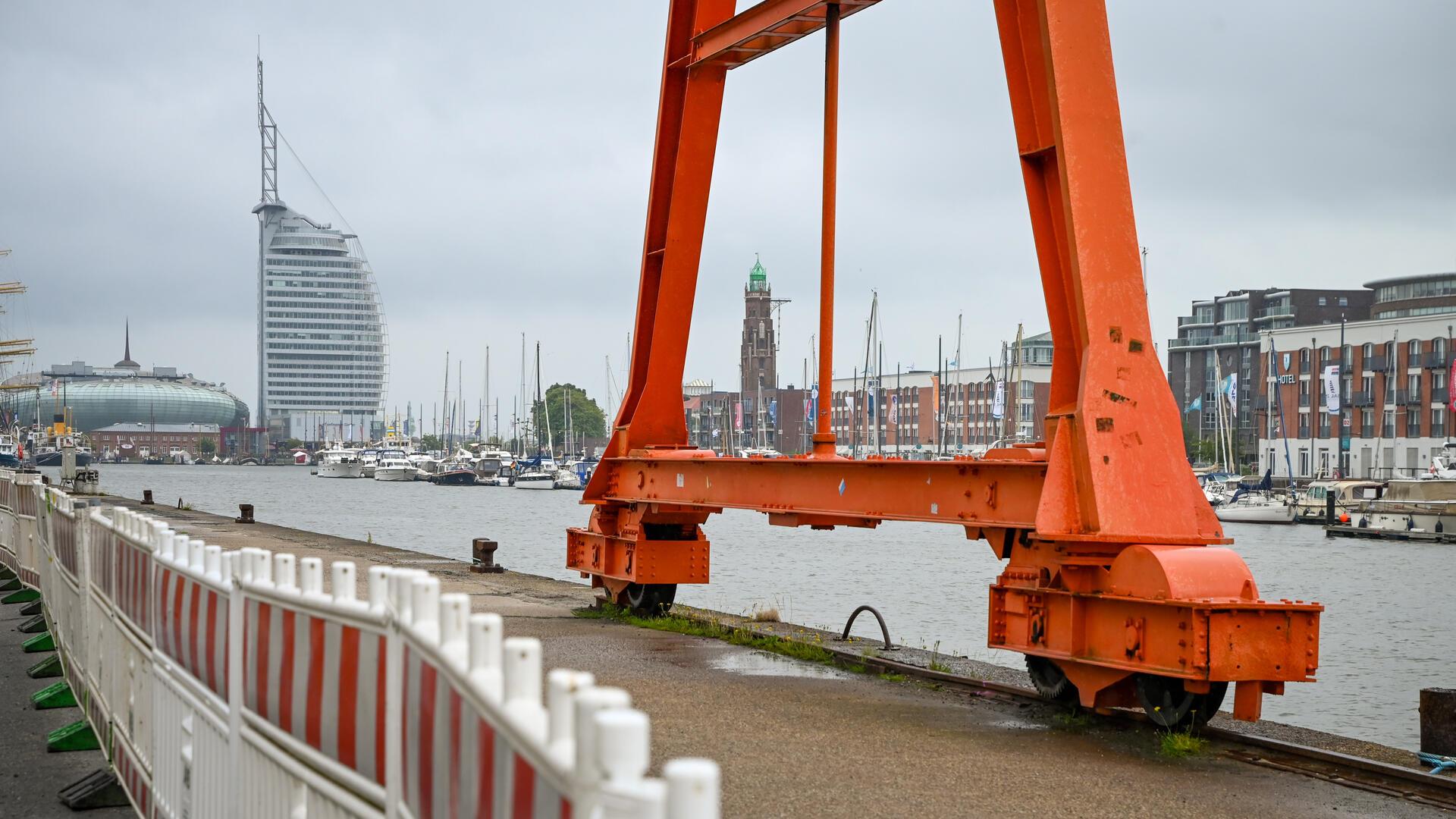 Die marode Kaje am Neuen Hafen in Bremerhaven musste kurz vor der Sail gesperrt werden. Für die Sanierung muss der Grube-Kran vorübergehend weichen oder zumindest in Teilen abgebaut werden. 