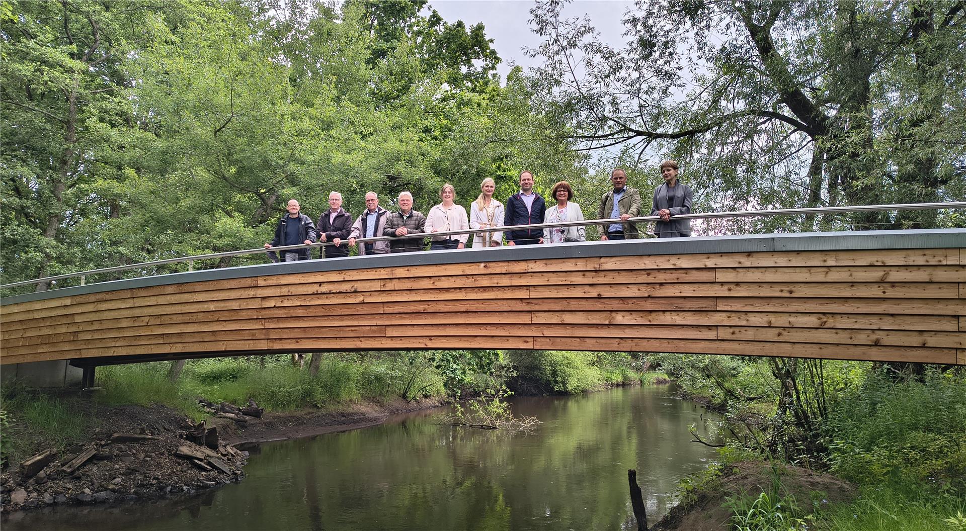 Die neue Fußgängerbrücke über die Oste bei Granstedt wurde am Freitag offiziell eingeweiht. Es freuen sich Bauamtsleiter Jan Postels (von links), Samtgemeindebürgermeister Gerhard Kahrs, Ehrenbürgermeister Reinhard Aufdemkamp, Gemeindebürgermeister Bernd Schleßelmann, Esther Burfeind (Bauamt), Christiane Unruh (ARL), Jan Pape, Regina Augustin (Bauamt), Marcel Bonse und Christiane Sell-Greiser (beide LEADER). 