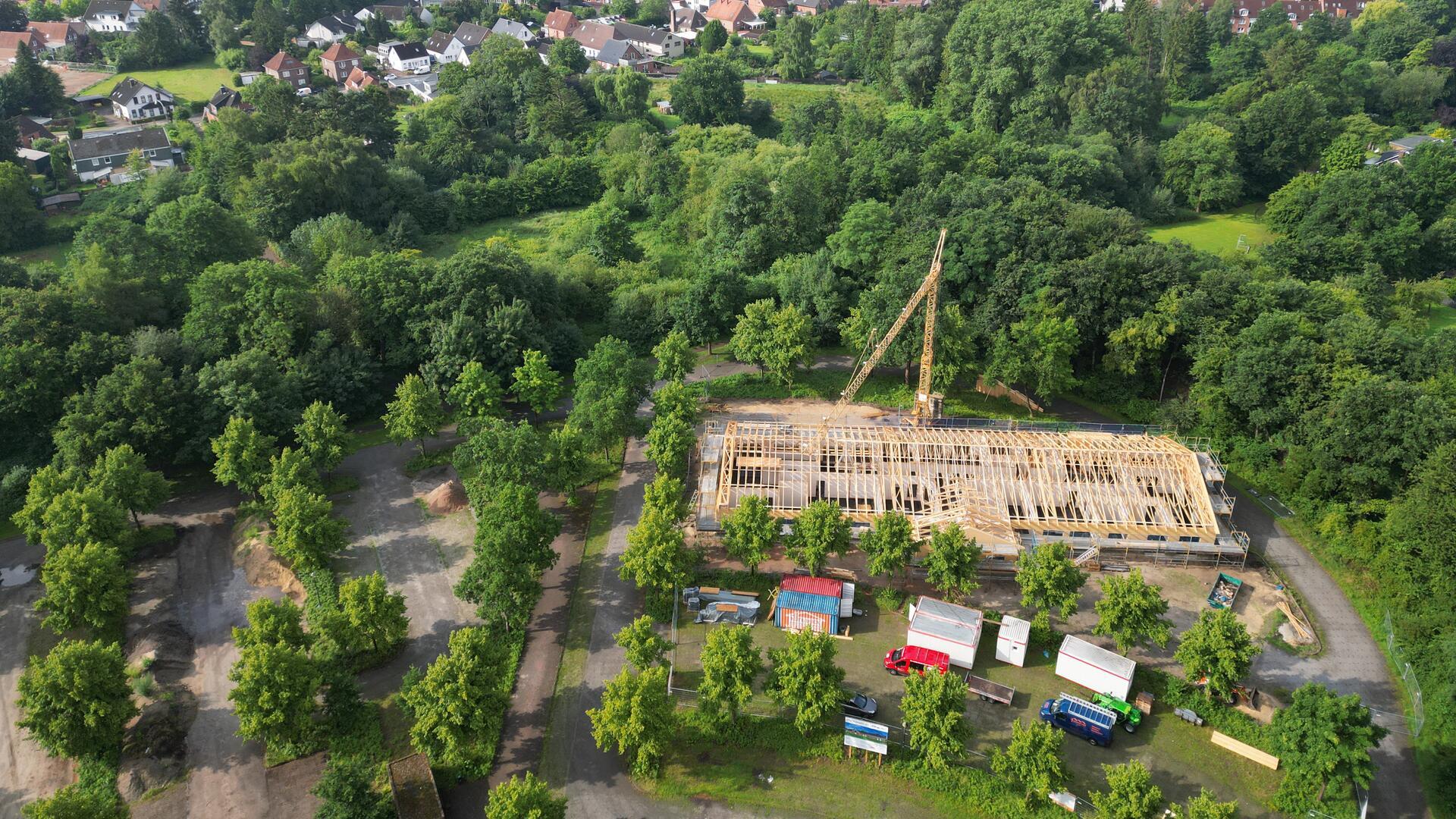 Die neue Kita unweit des Vörder Sees aus der Vogelperspektive. Am 21. Mai erfolgte der erste Spatenstich für den Neubau, am Donnerstag, 24. Juli, konnte bereits Richtfest gefeiert werden.