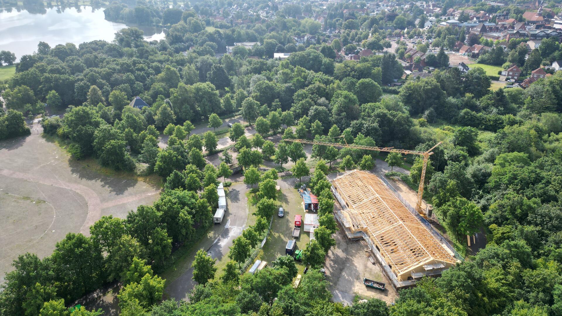 Die neue Kita westlich des Vörder Sees aus der Vogelperspektive. Am 21. Mai erfolgte der erste Spatenstich für den Neubau. Nächste Woche soll Richtfest gefeiert werden.