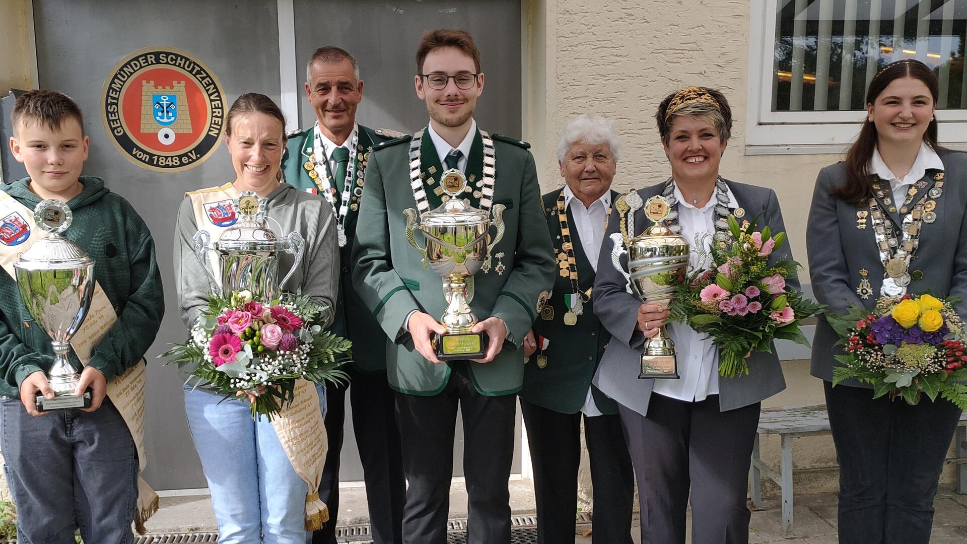 Die neue Königsfamilie hat sich zum Foto aufgestellt