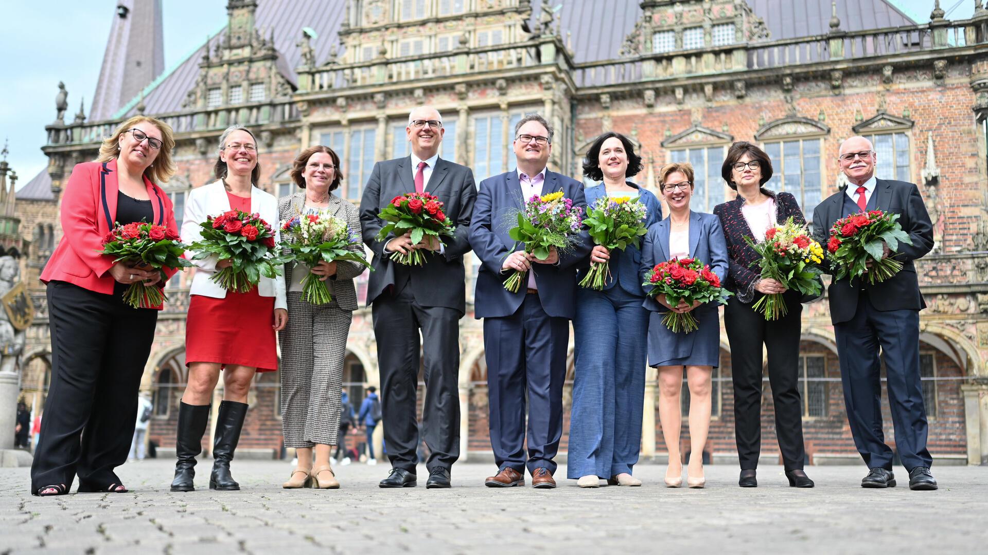 Gruppenaufnahme der Senatoren vor dem Bremer Rathaus. 