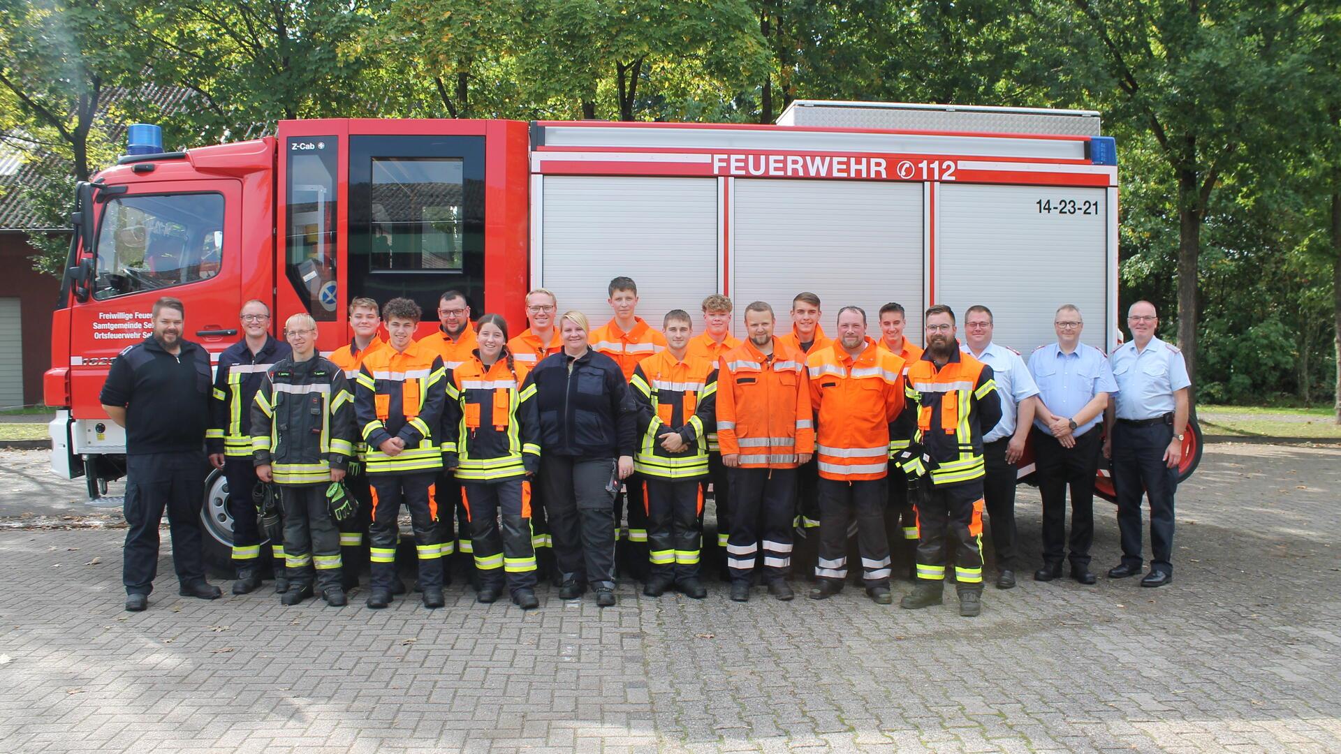 Die neuen Einsatzkräfte der Selsinger Feuerwehren mit einem Teil der Ausbilder und Gemeindeausbildungsleiter Kai Marens (Dritter von rechts), dem stellvertretenden Kreisausbildungsleiter Heiko Zillen (Zweiter von rechts) und Abschnittsleiter Jörg Suske (rechts).