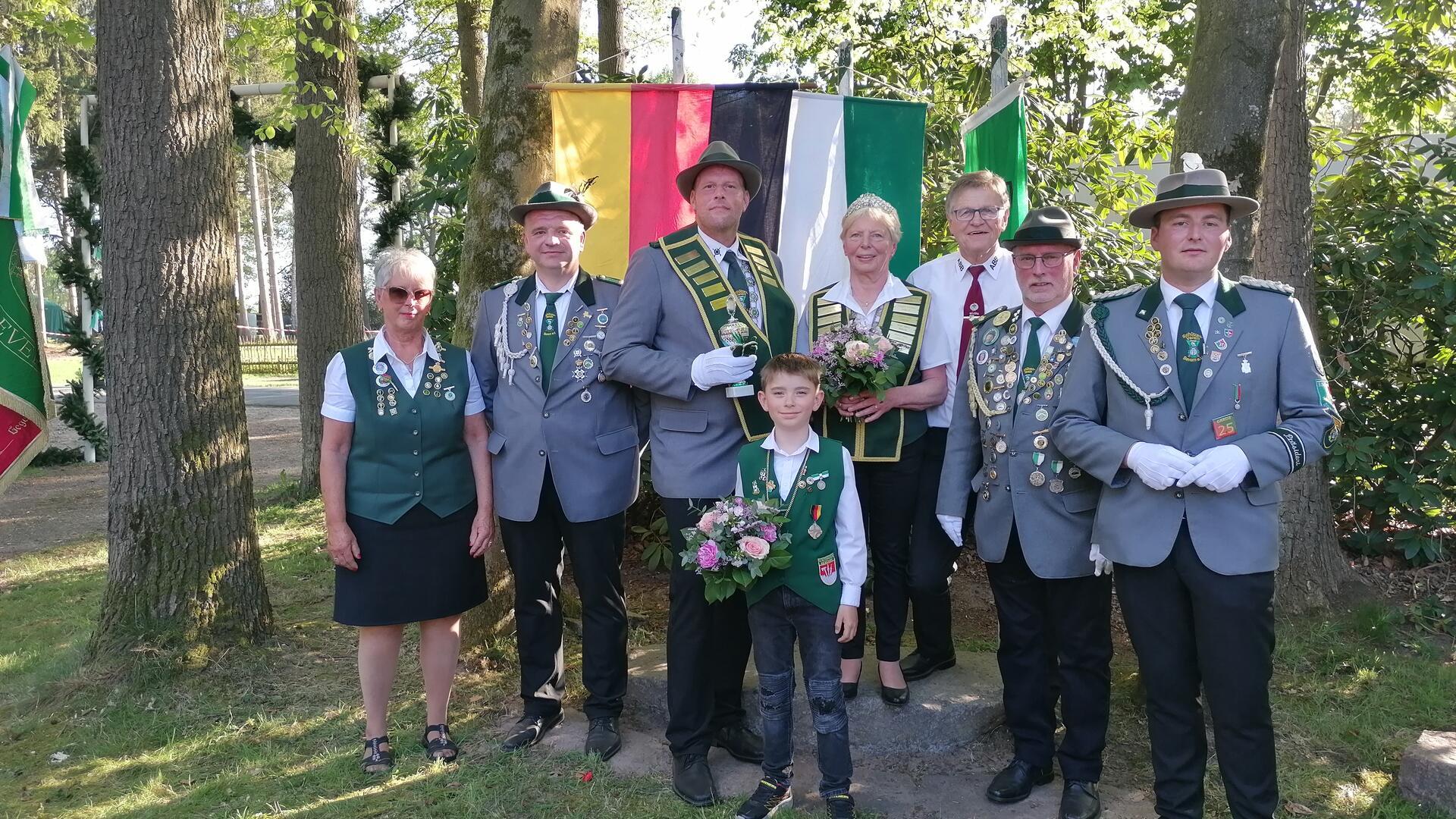Die neuen Majestäten Christian Dittmer und Marlene Michaelis und Stechvogel-König Max Wundrach sowie Präsidentin Aenne Holm (links) und Präsident Henrik Brockmann (rechts).