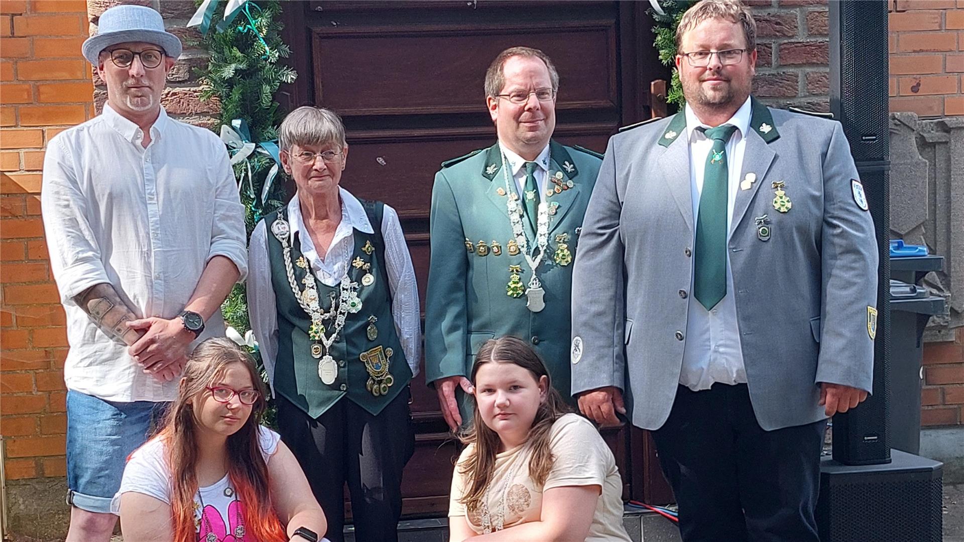 Die neuen Majestäten posieren zum Foto.